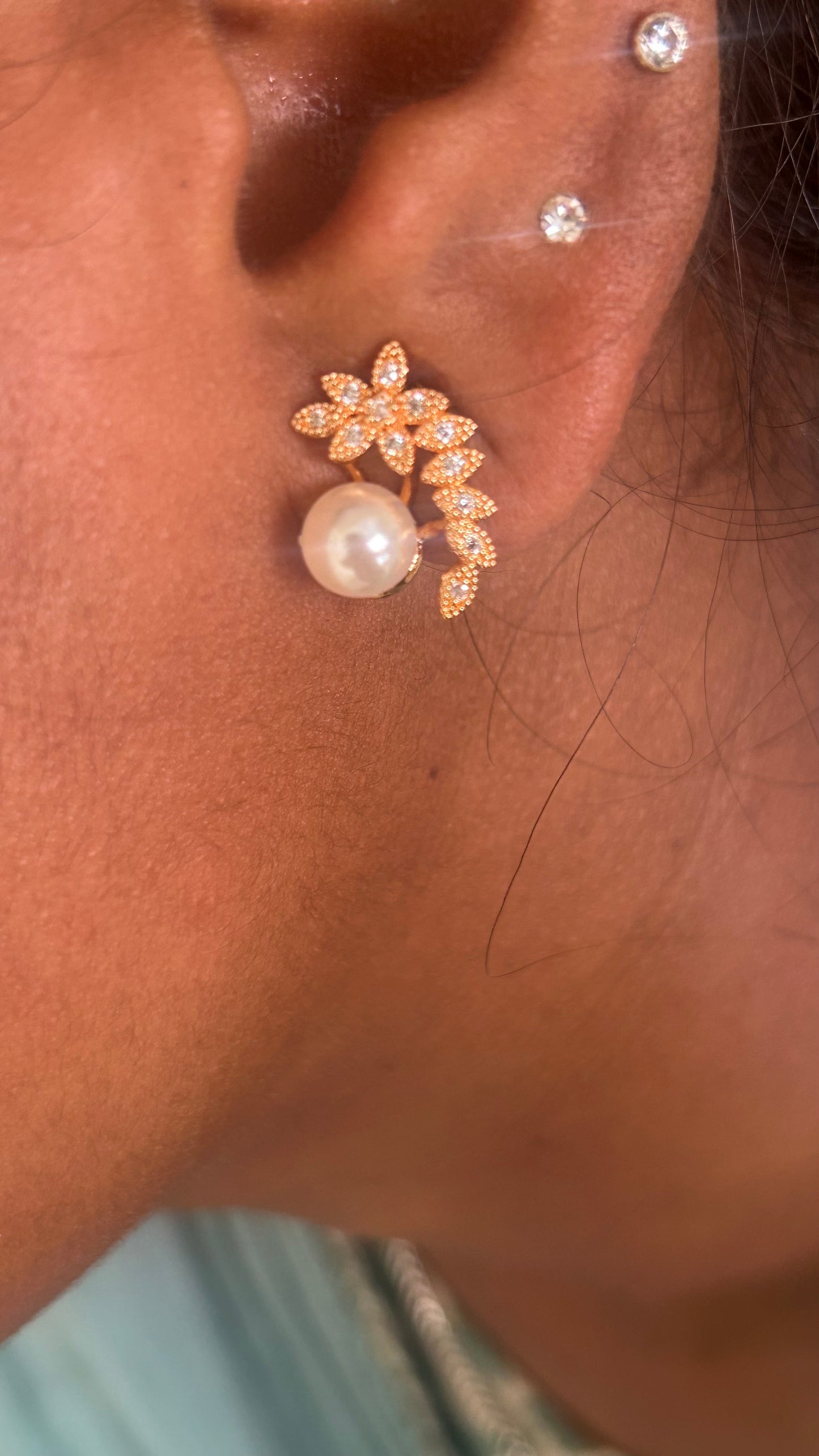 CZ curved flower stud with pearl