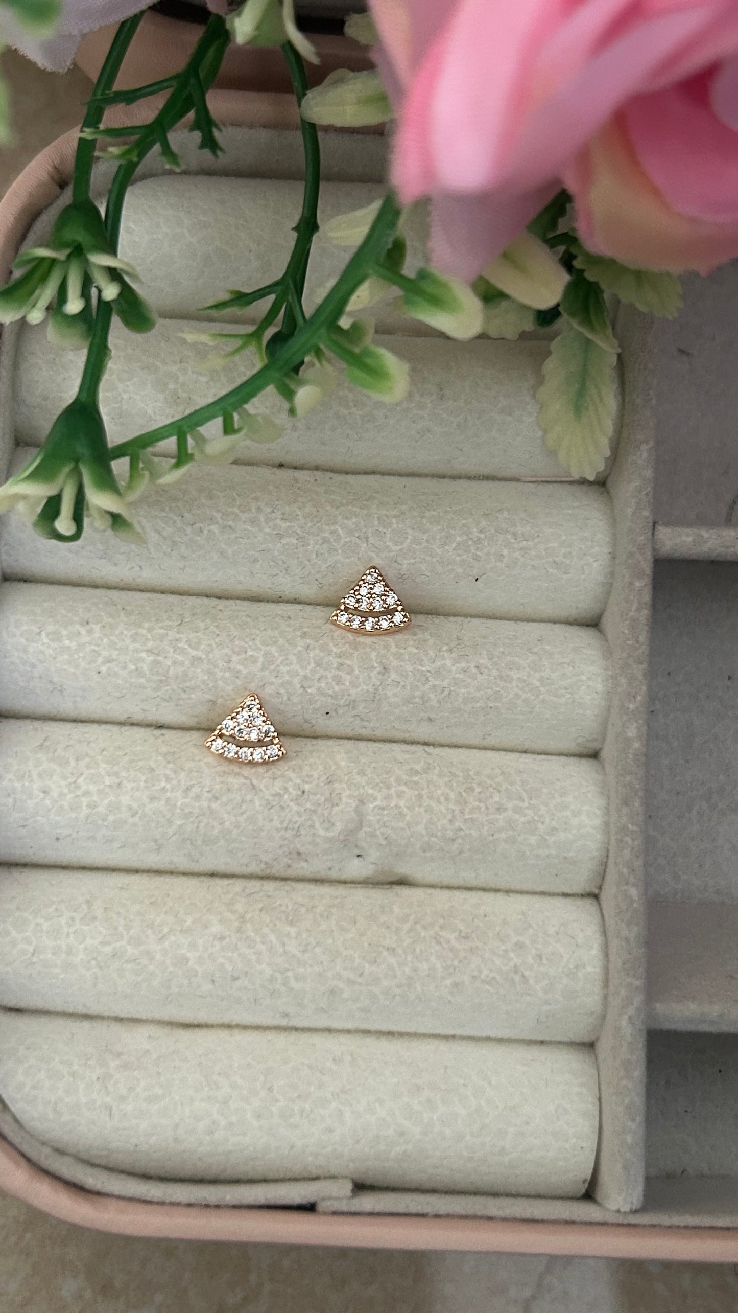 "Chic Triangle Stud Earrings with Cubic Zirconia – Minimalist Gold Geometric Design for Everyday Elegance"