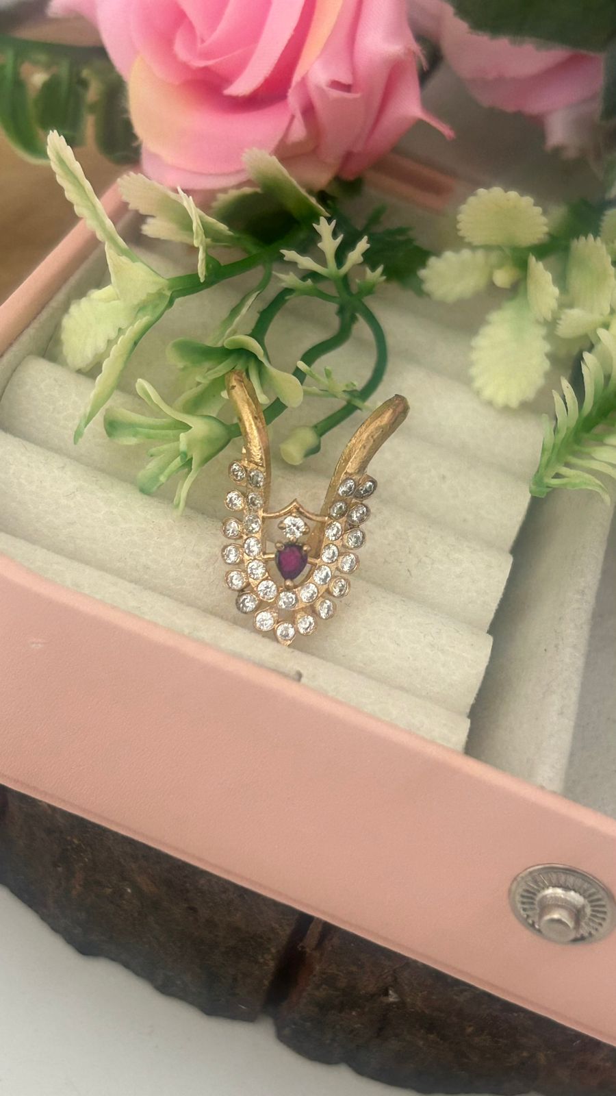 Panchaloham Vanki Ring – White Stones with Ruby Center