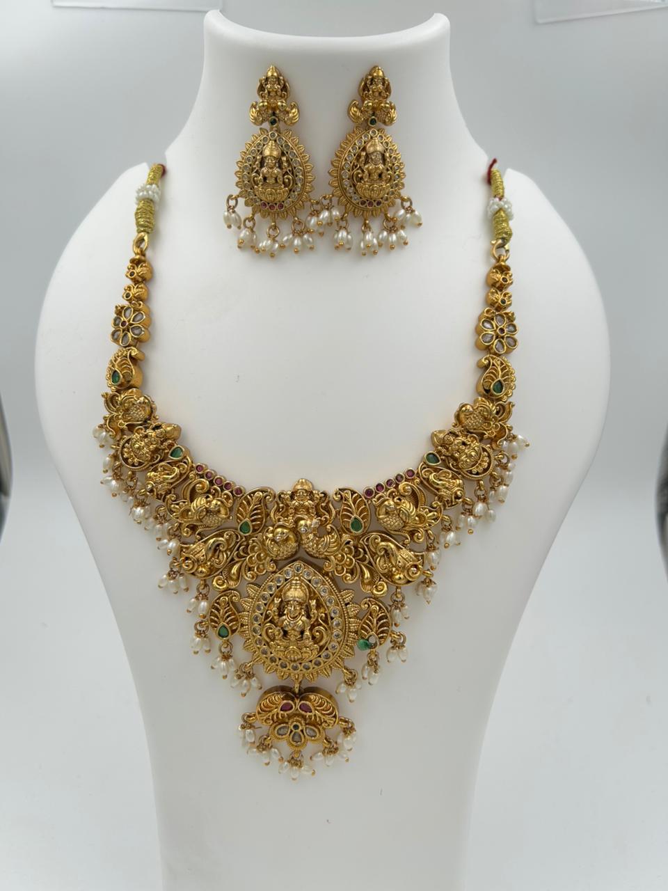 Traditional neckset pearl drops