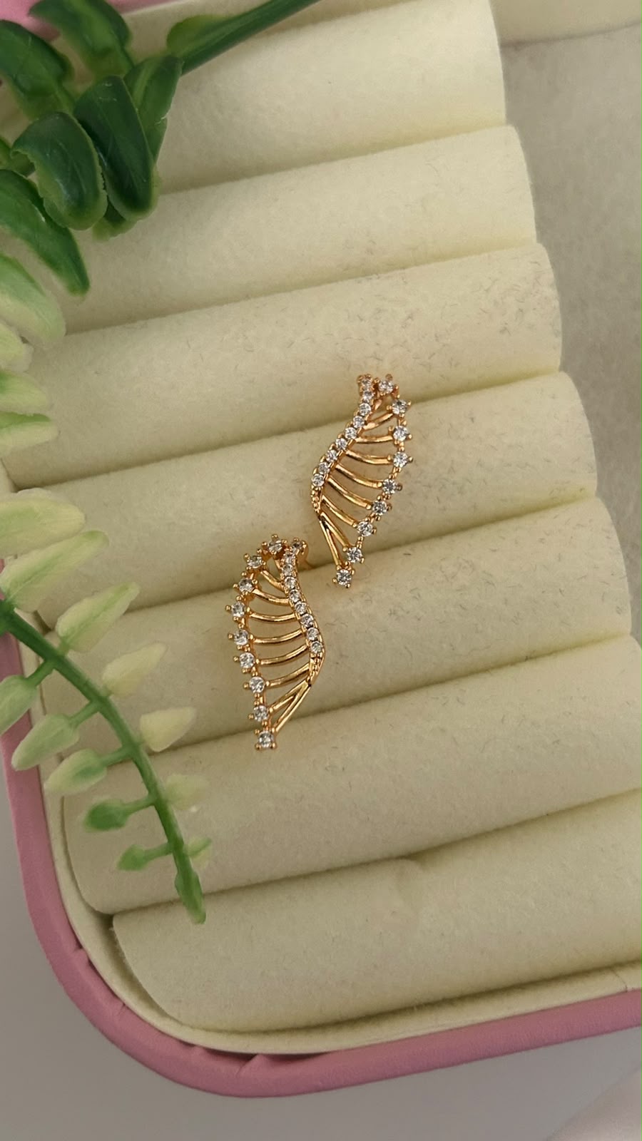 Elegant Gold Polished Feather Leaf Design CZ Stone Ear Crawler Stud Earrings for Women