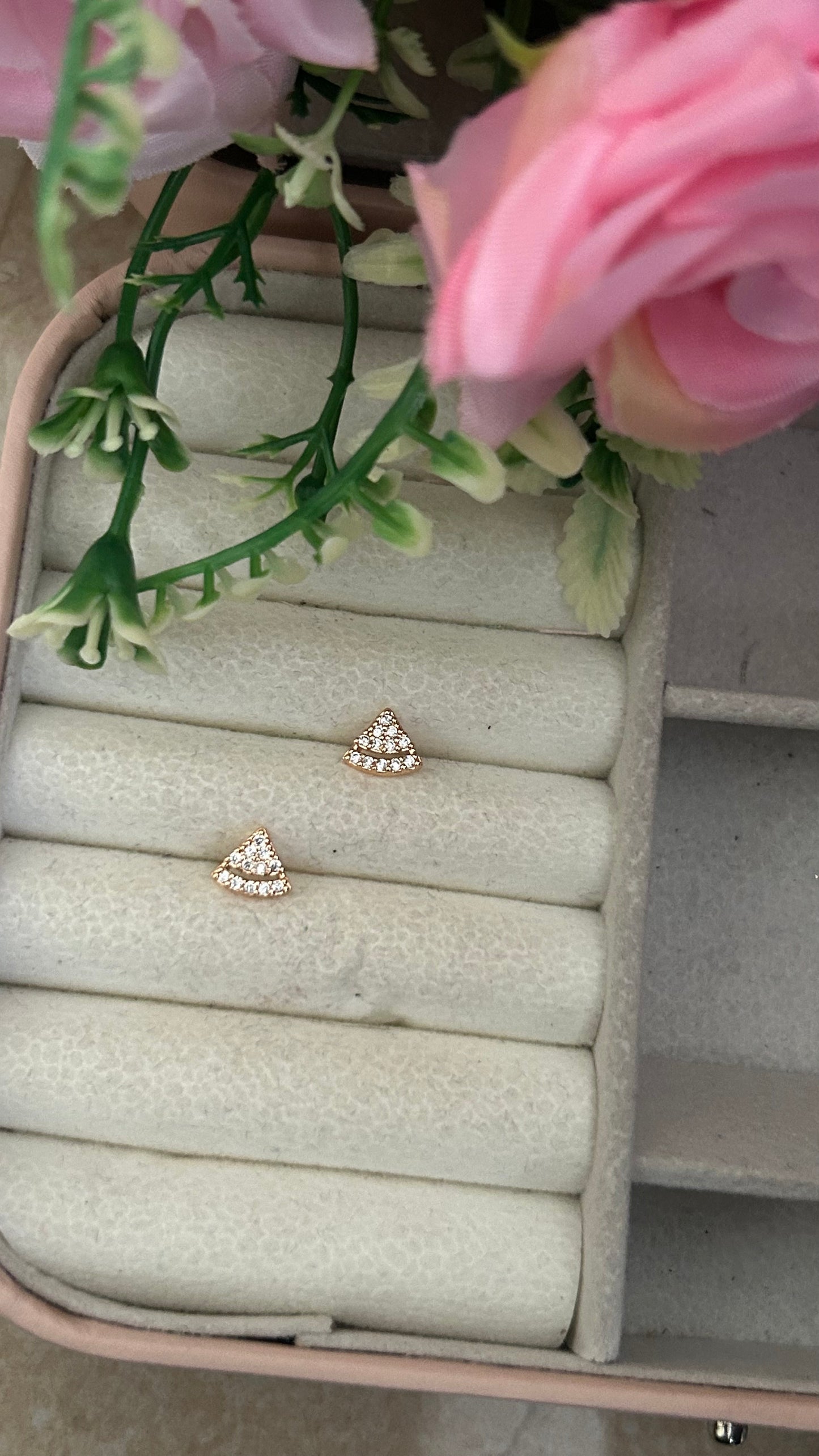 "Chic Triangle Stud Earrings with Cubic Zirconia – Minimalist Gold Geometric Design for Everyday Elegance"