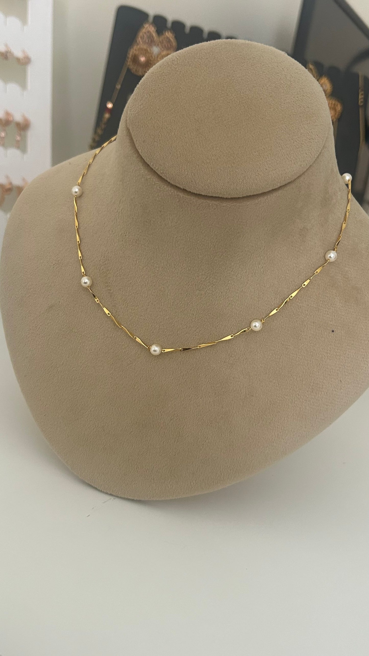 Chain with swaroski pearls in 16 inches