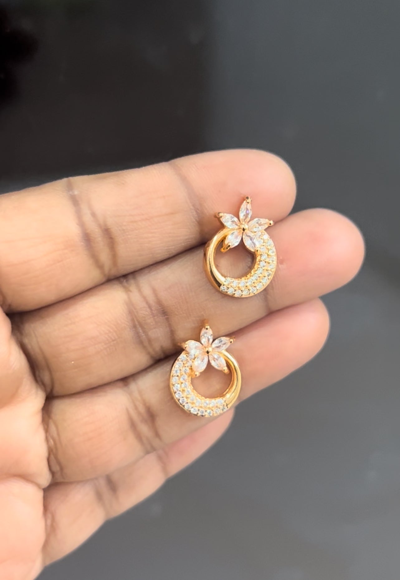 CZ white stones flower stud in round shape