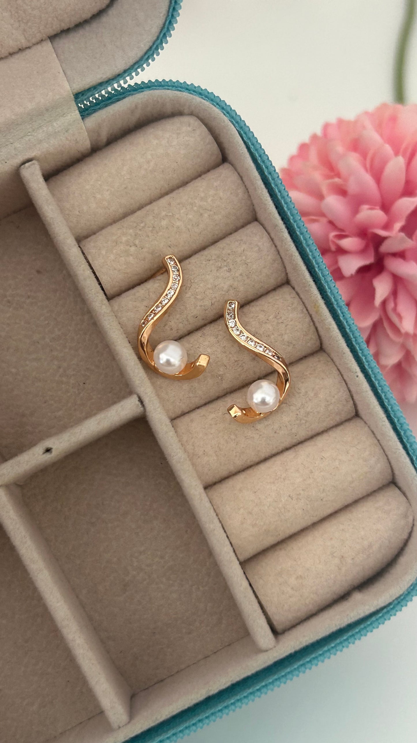 CZ curved stud with pearl