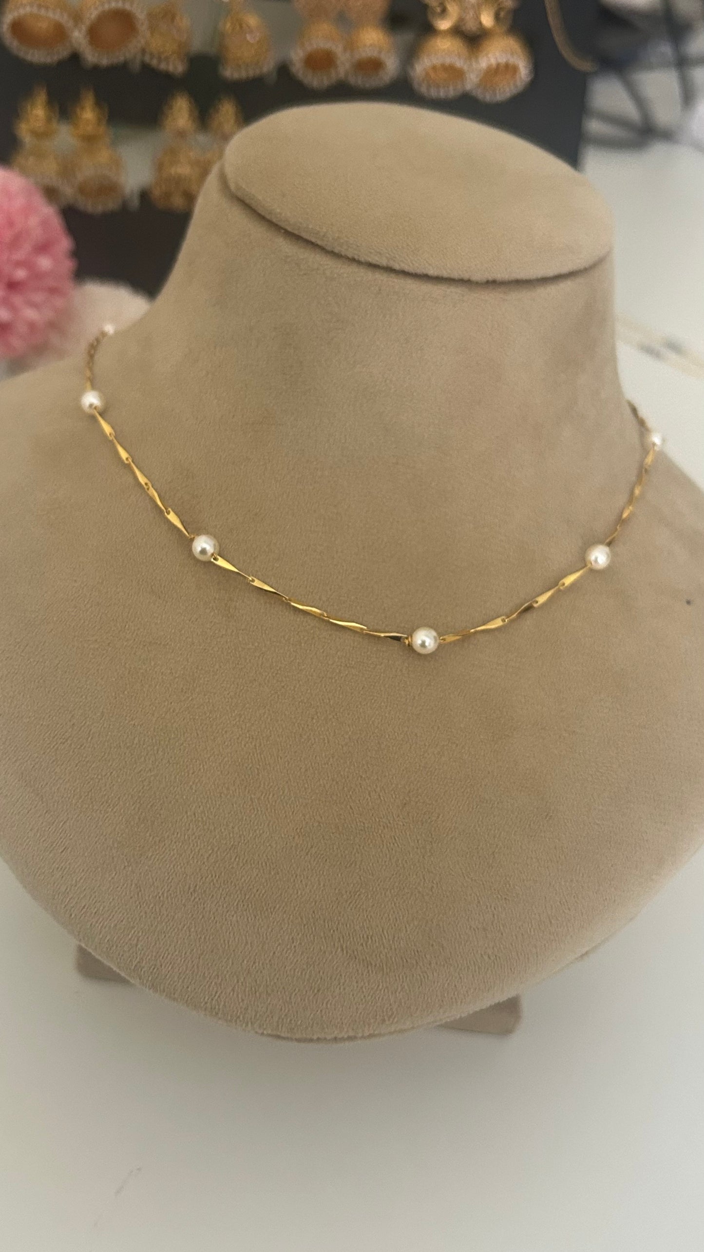 Chain with swaroski pearls in 16 inches