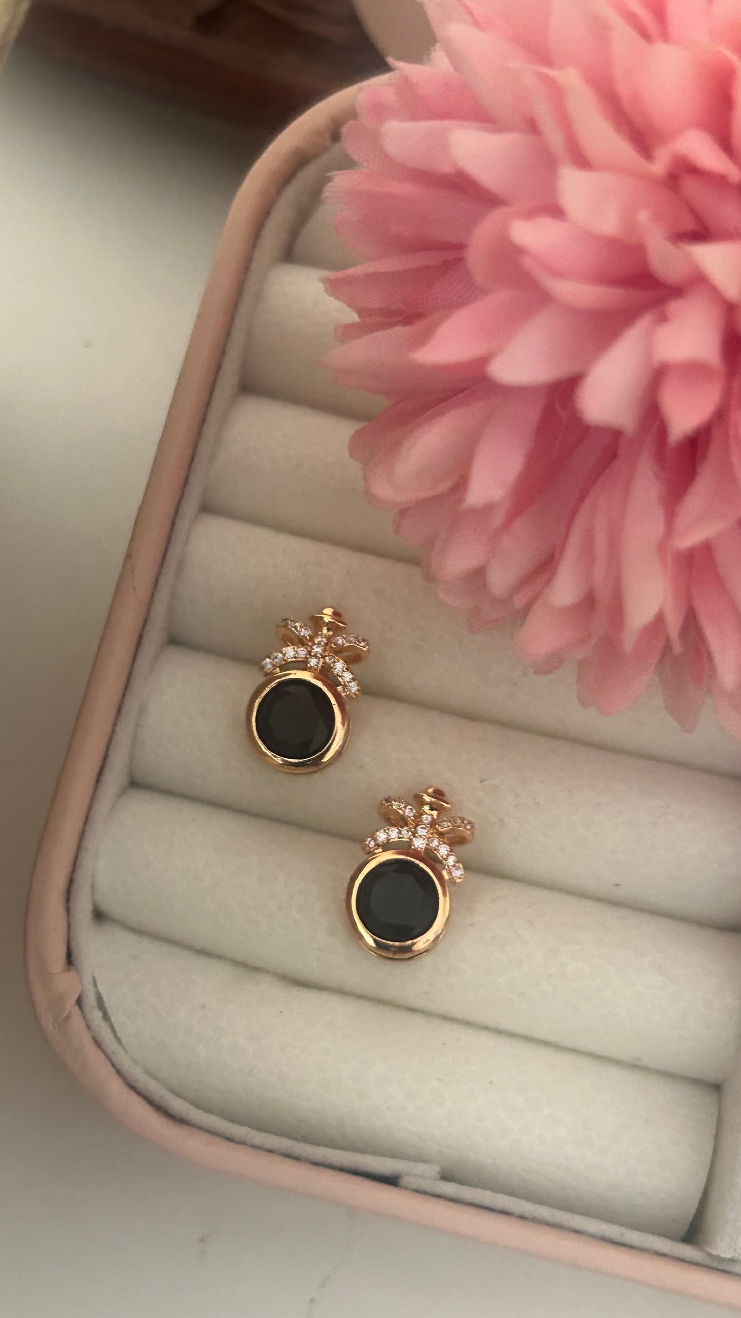 CZ black stone stud in round shape