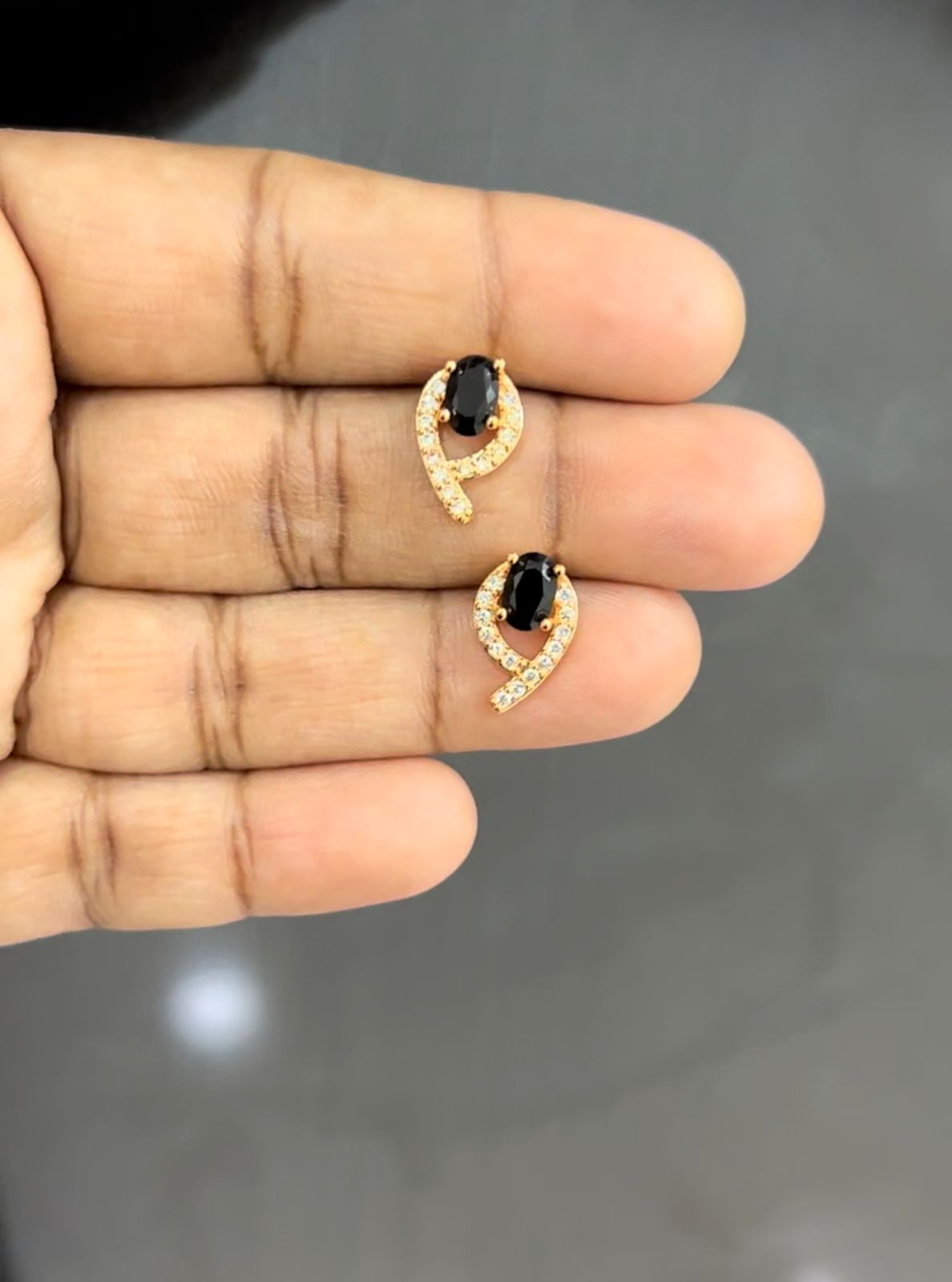 CZ BLACK STONE CURVED SHAPE STUD