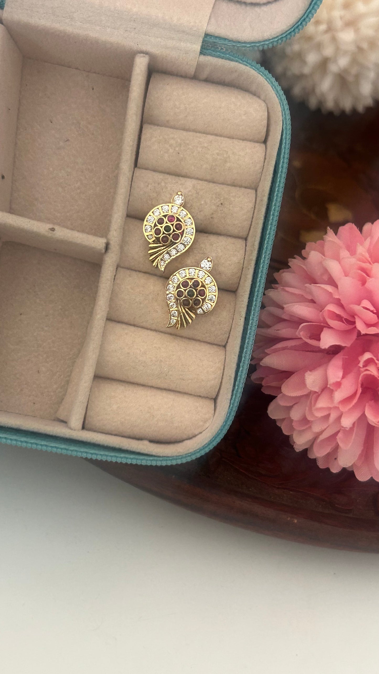 Shanku with flower type stud