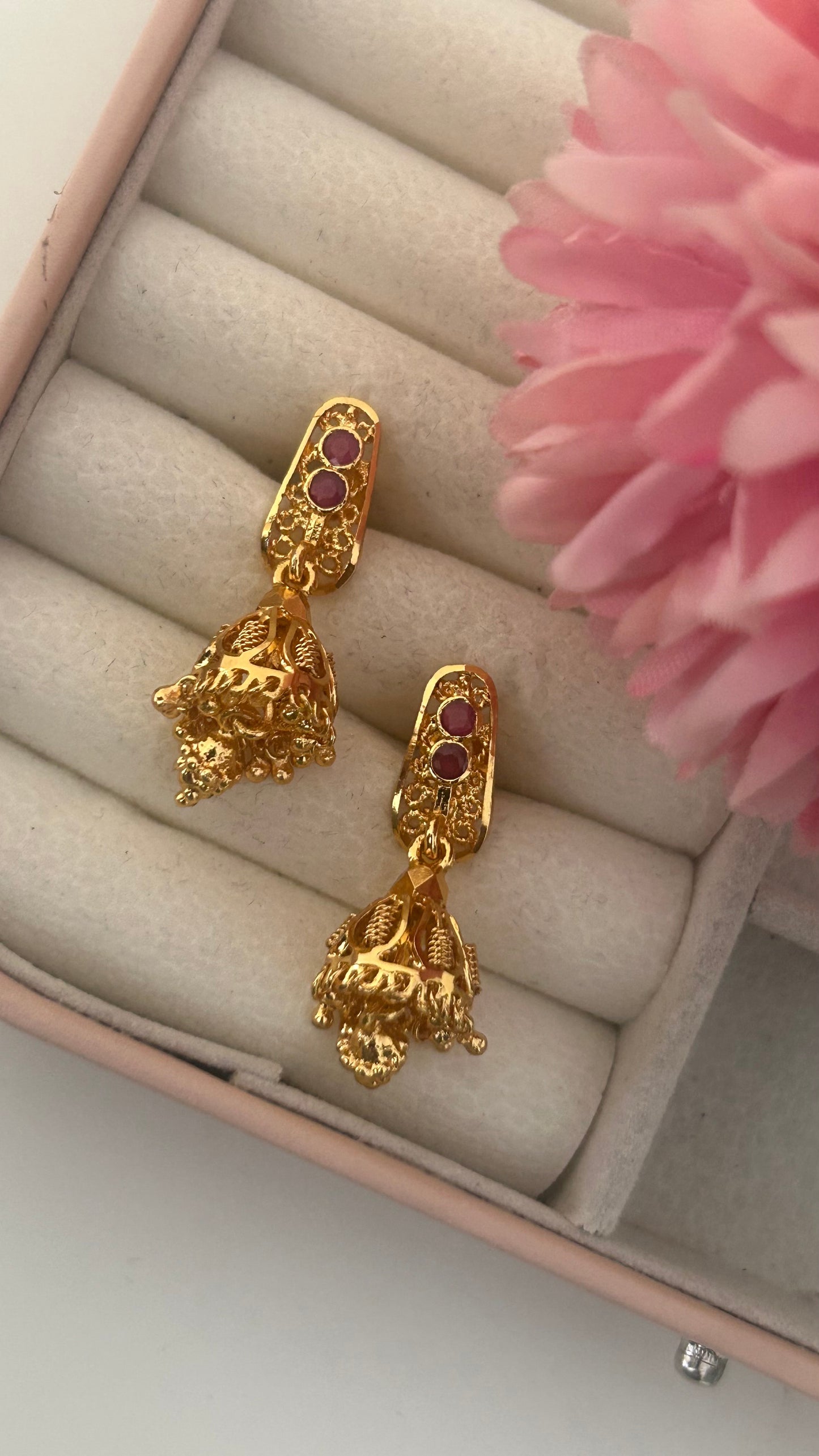 Screwback buttas with maroon stones