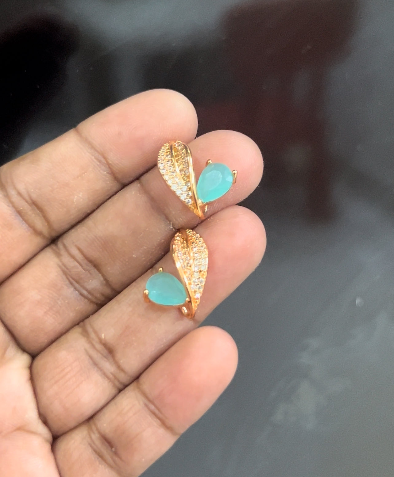 CZ seablue curved stud with leaf pattern