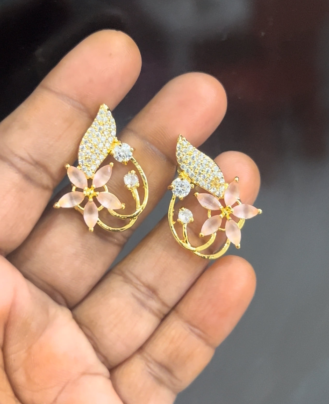 Curved stud with gold look like screw in peach flower