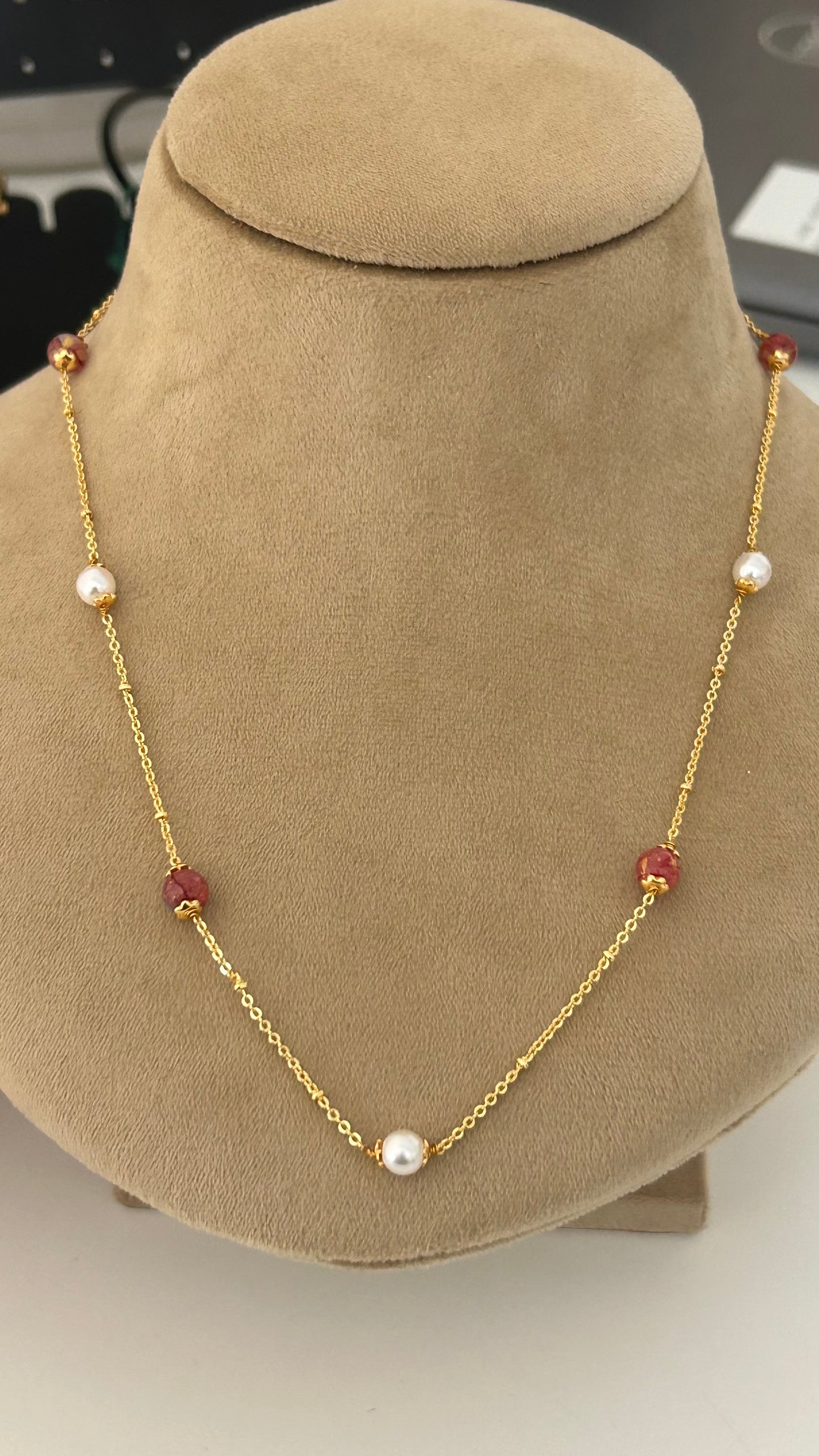 Chain with white n red pearls and glass beads in 17 inches