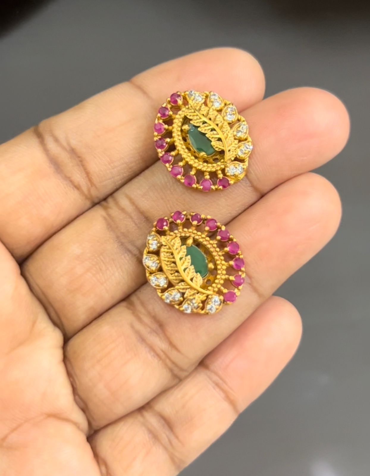 FANCY EAR RINGS IN ROUND SHAPE