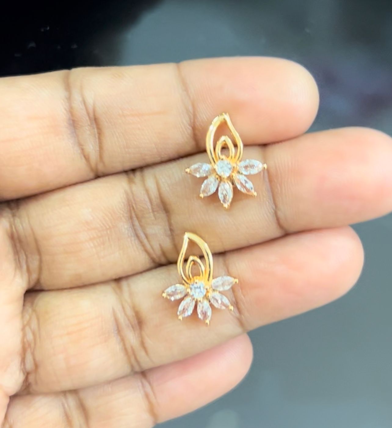 CZ OVAL SHAPE WHITE FLOWER STUD