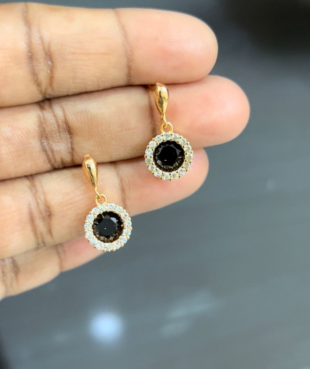 CZ SIMPLE BLACK STONE HANGINGS