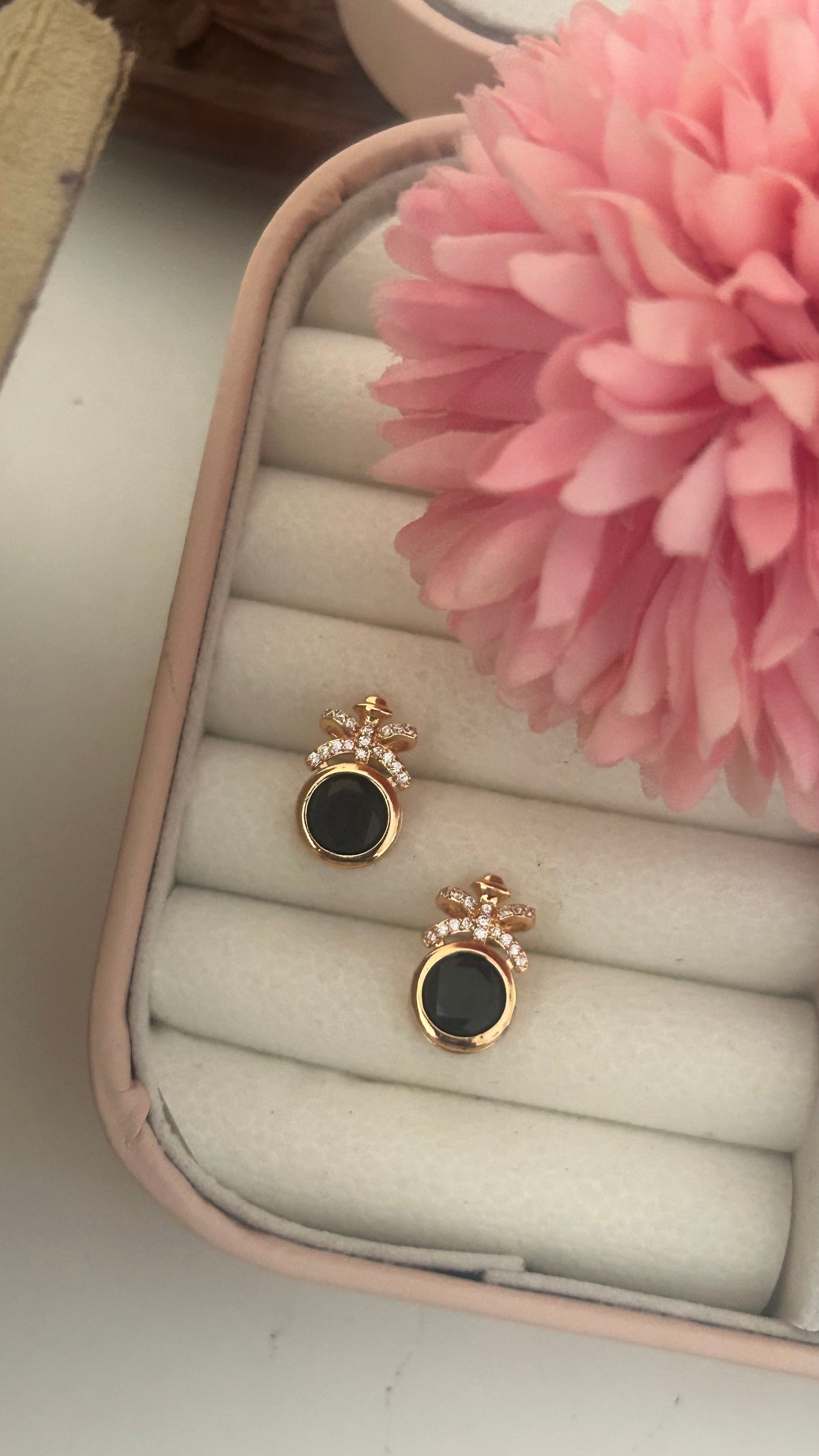 CZ black stone stud in round shape