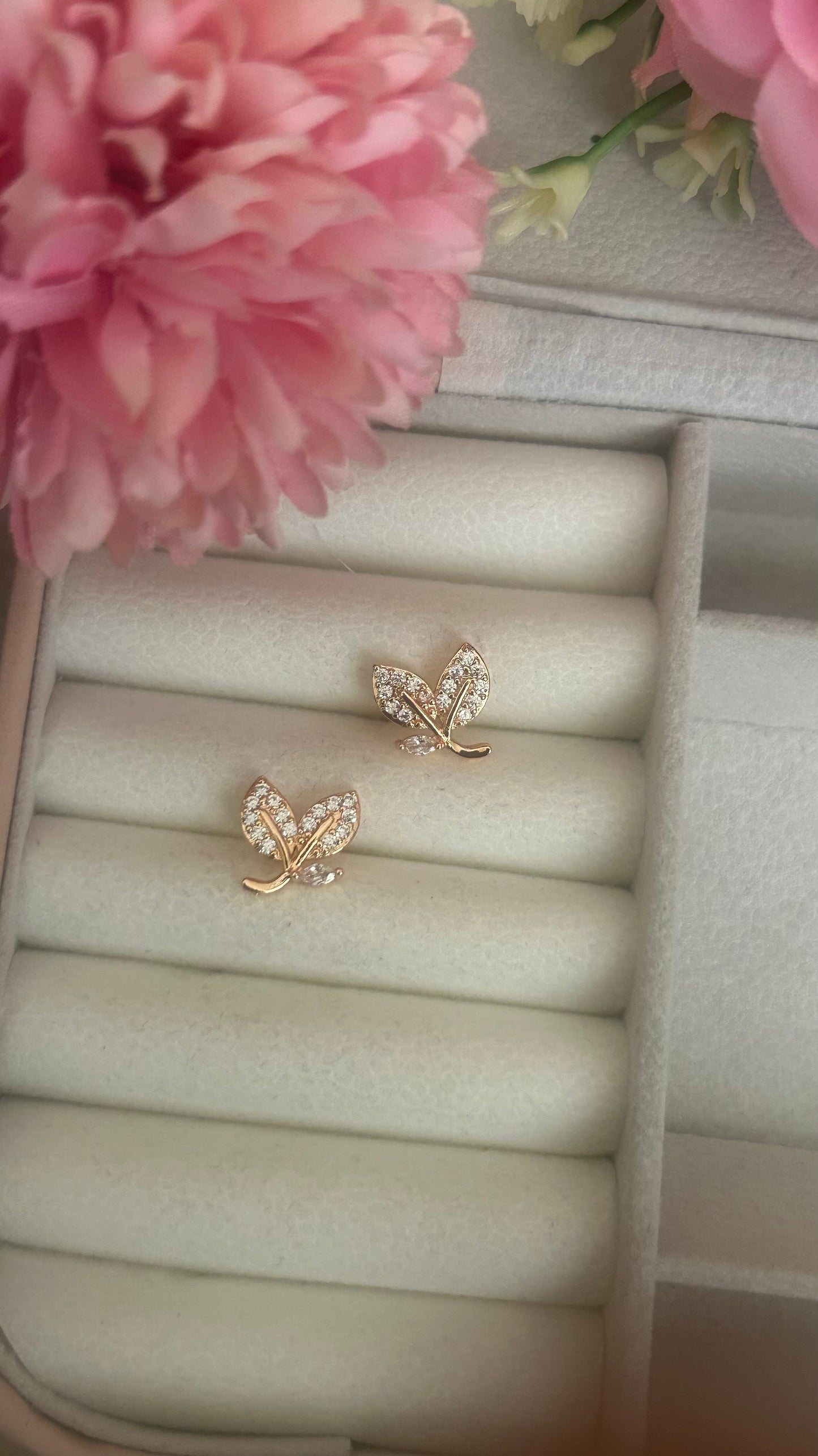 CZ full stone leaf stud
