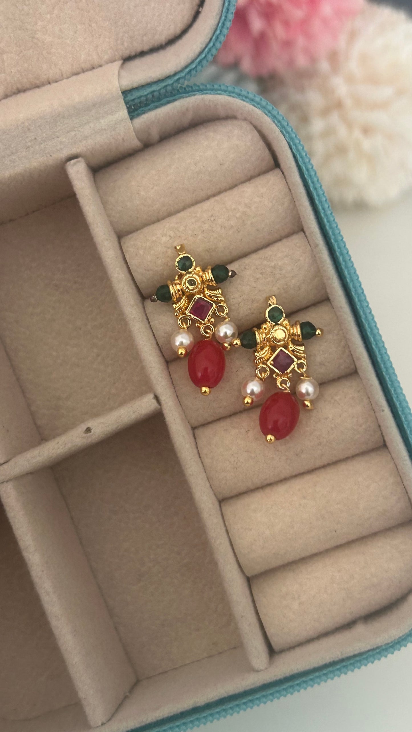 Screwback earrings with beads