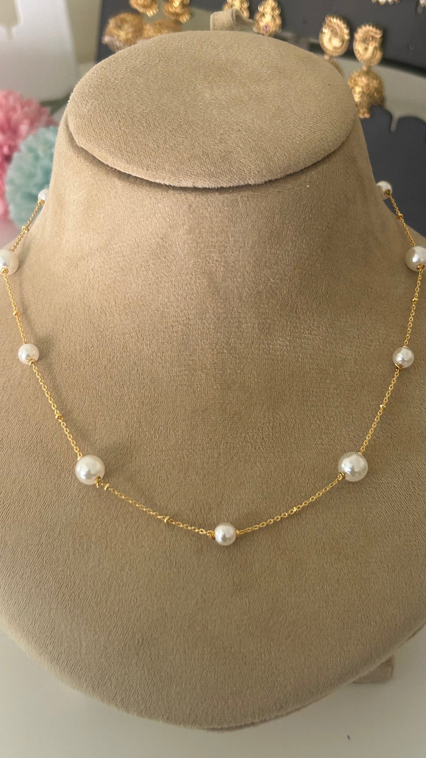 Pearl neck chain in 17 inches