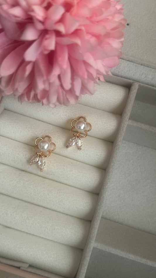 CZ flower with pearl  and 2 petals