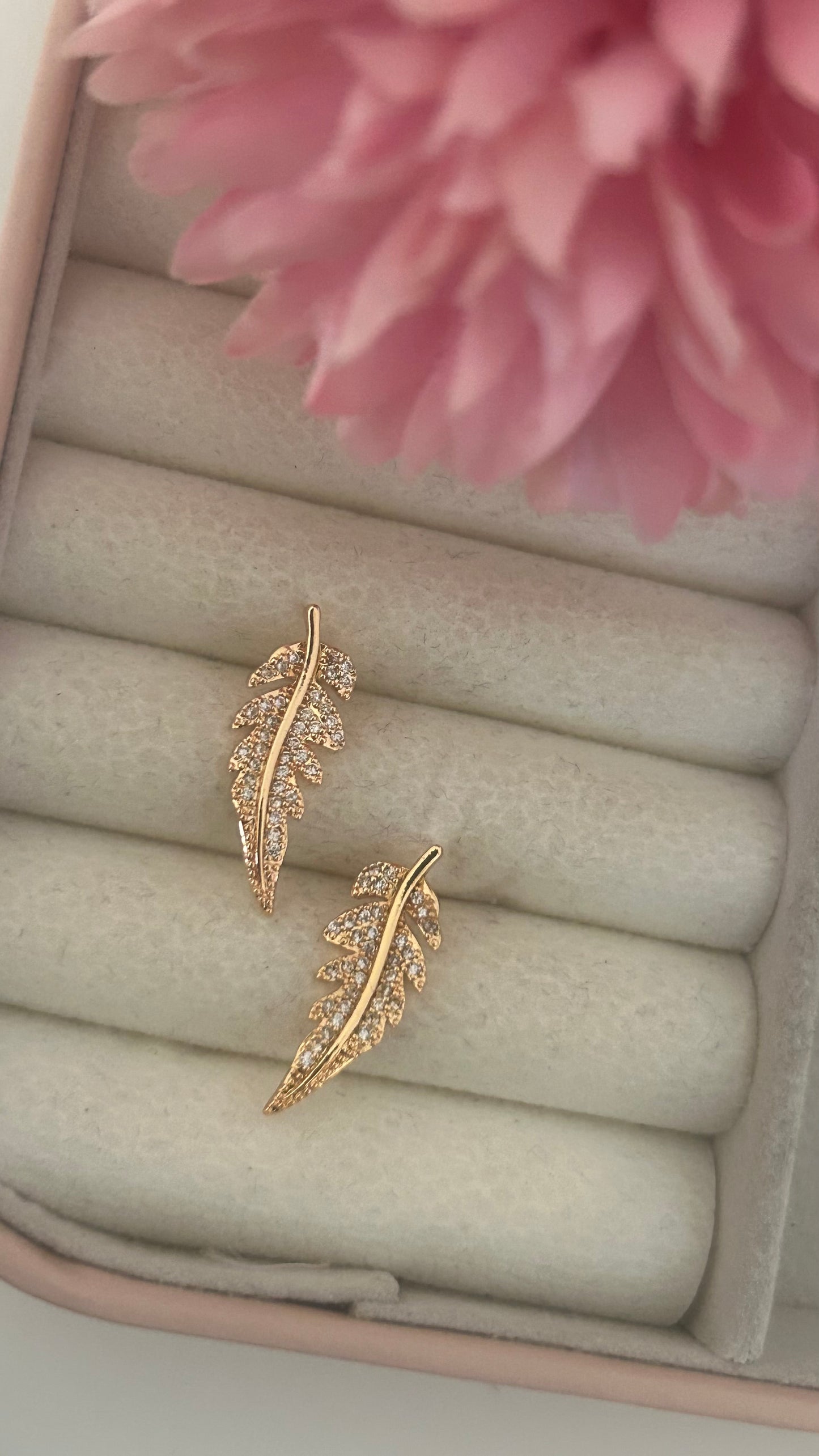 "Gold Leaf-Shaped Crystal Stud Earrings – Elegant Nature-Inspired Jewelry for Women"