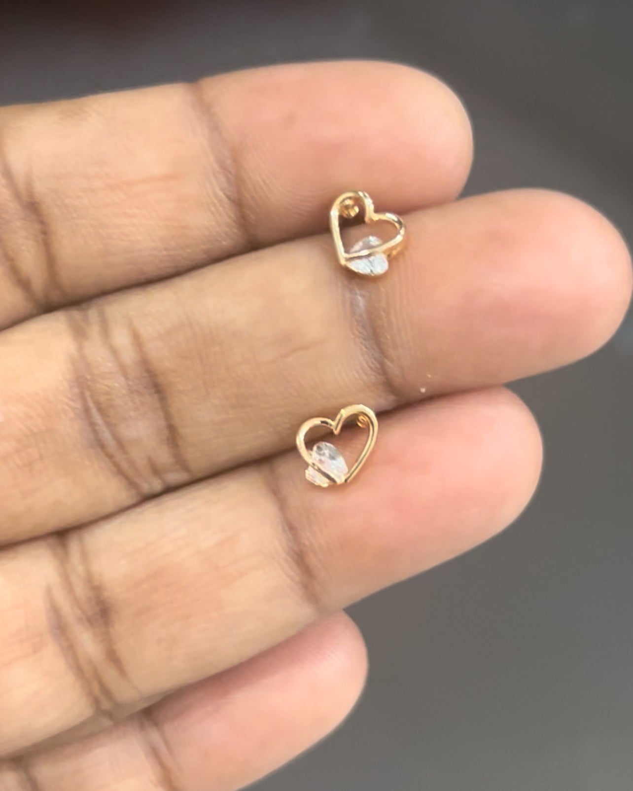 Xuping love shape stud with small stone