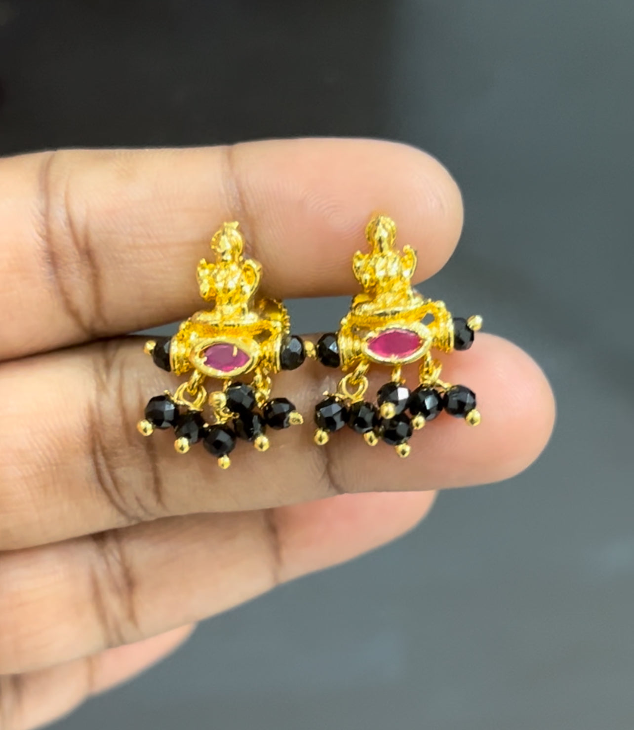 Lakshmidevi with black colour pearls in Screwtype