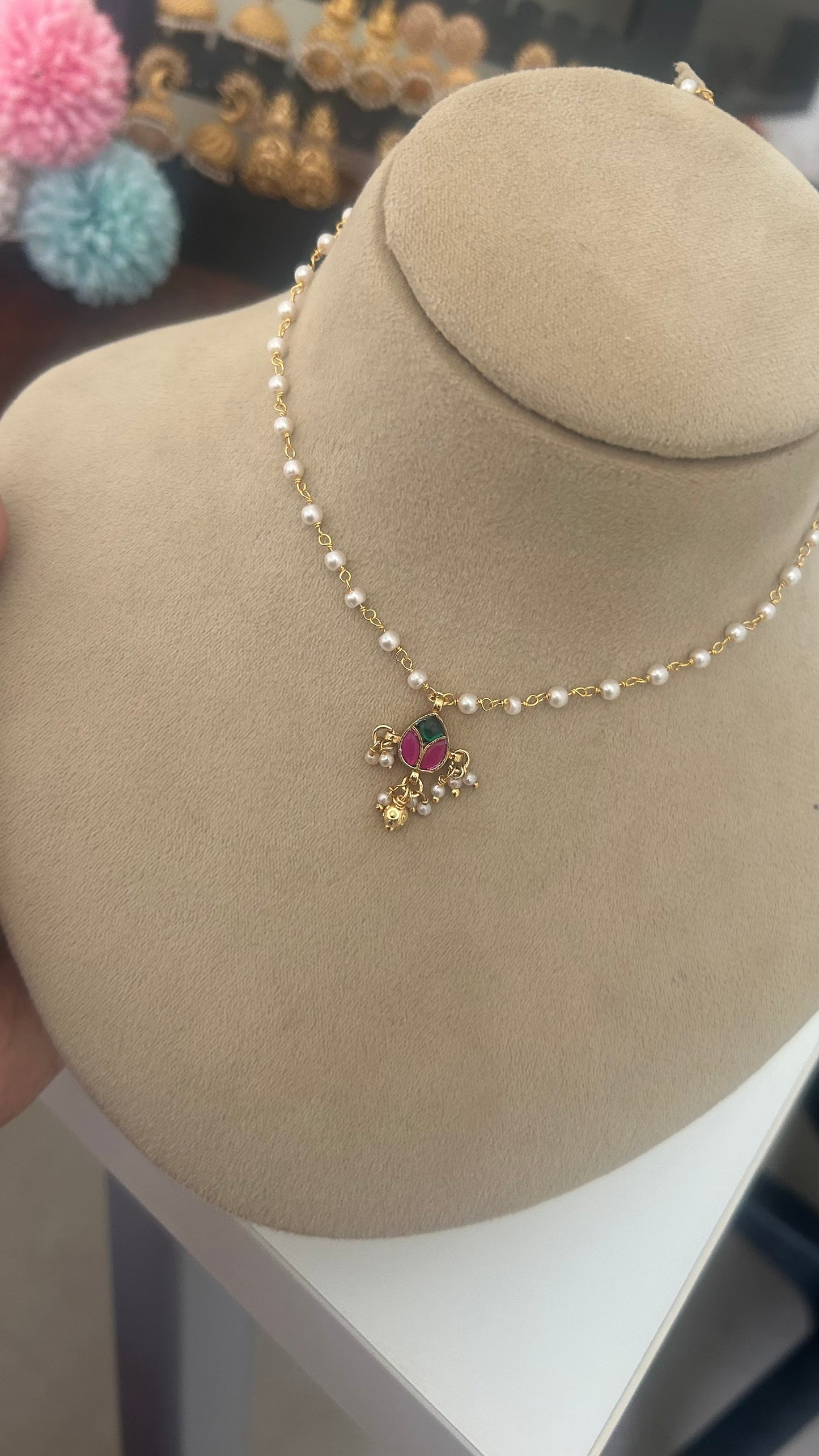 Pearl chain with pendent