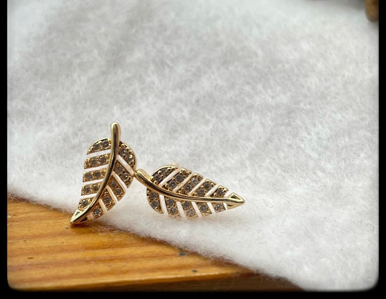 CZ curved leaf cute stud