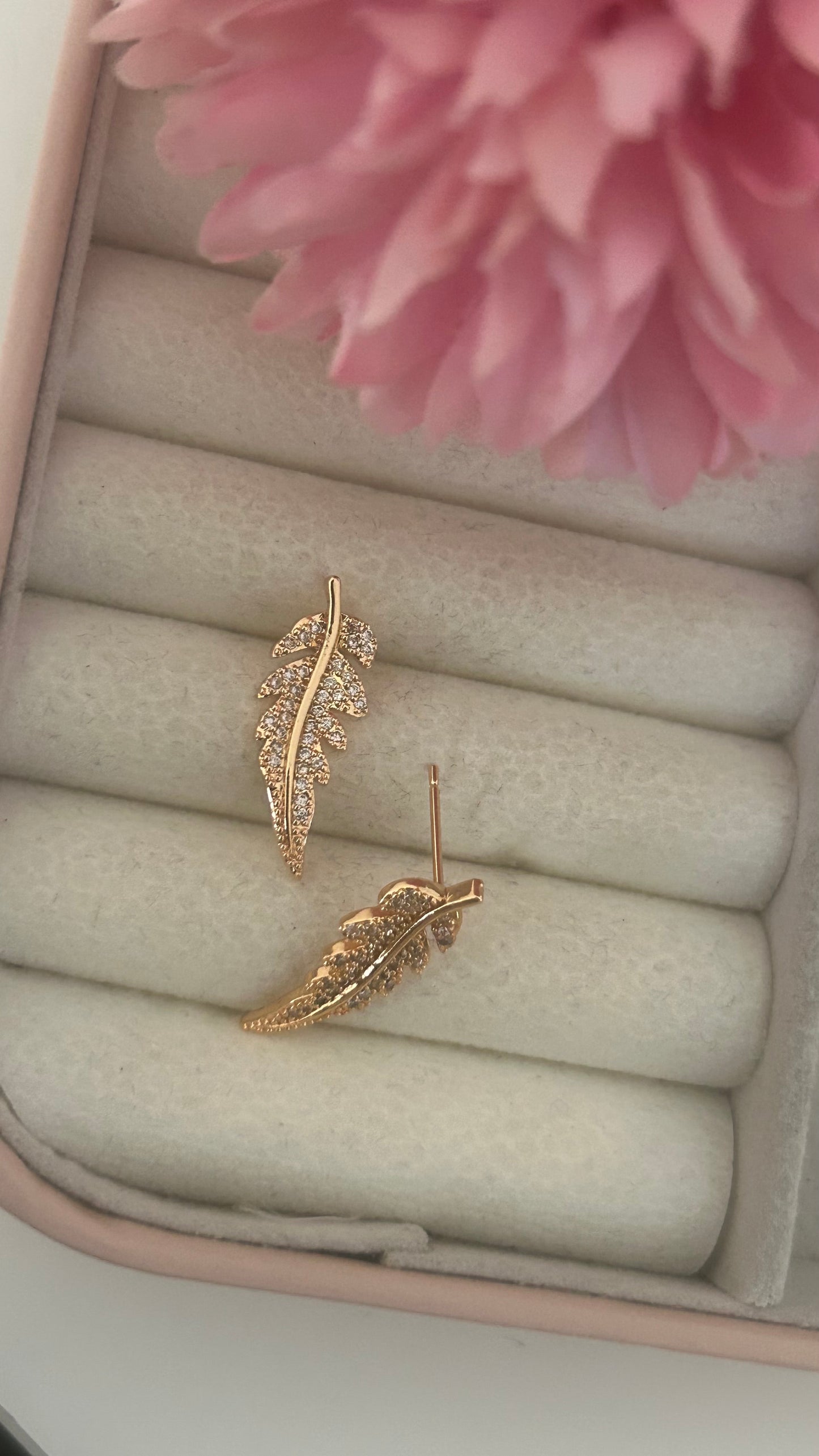 "Gold Leaf-Shaped Crystal Stud Earrings – Elegant Nature-Inspired Jewelry for Women"