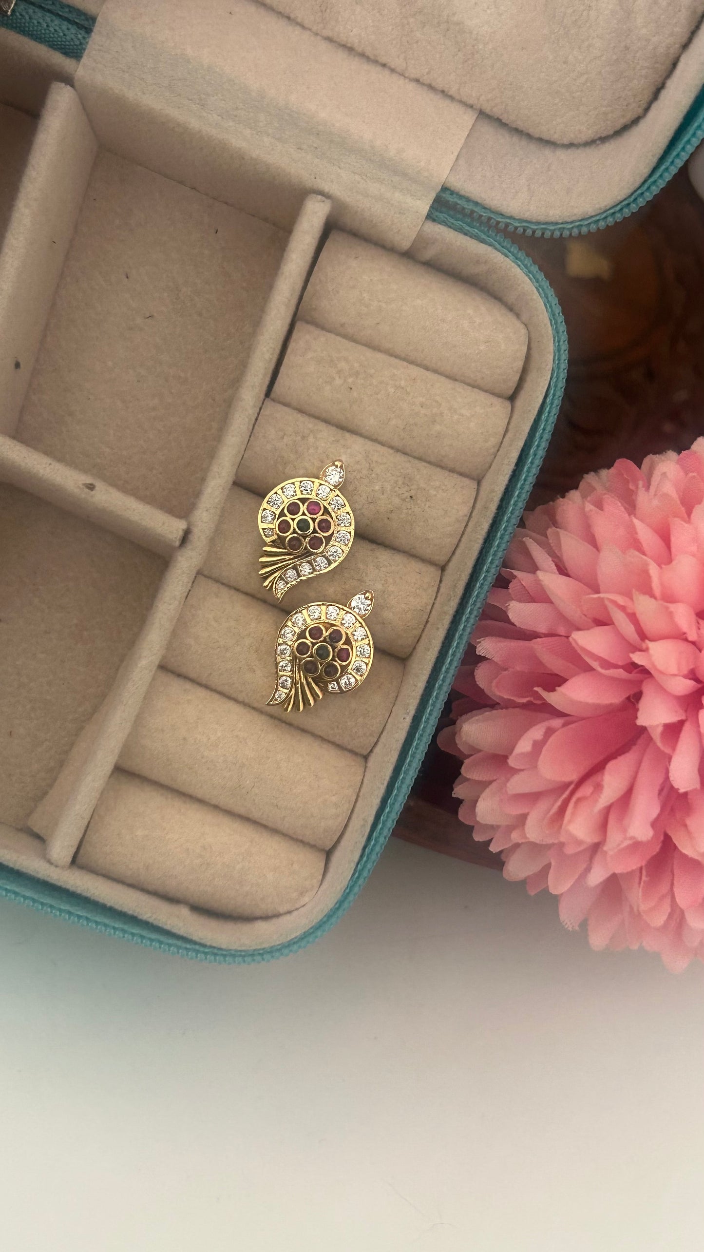 Shanku with flower type stud