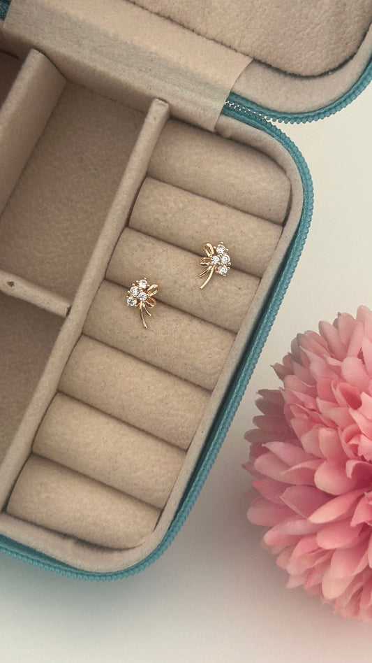 Xuping flower stud with curved shape