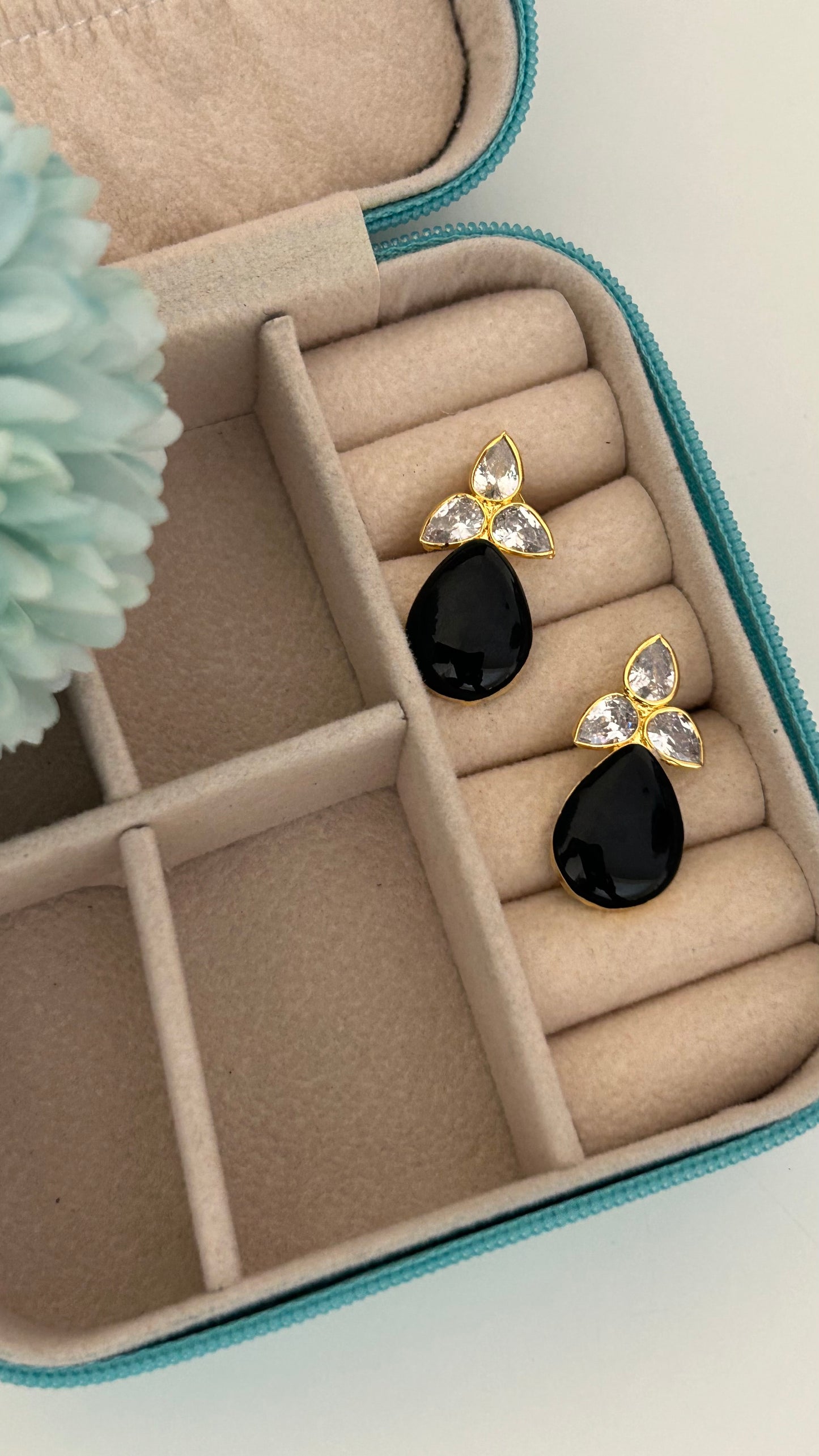 Flower stud in black stone with Polki drops (screw)