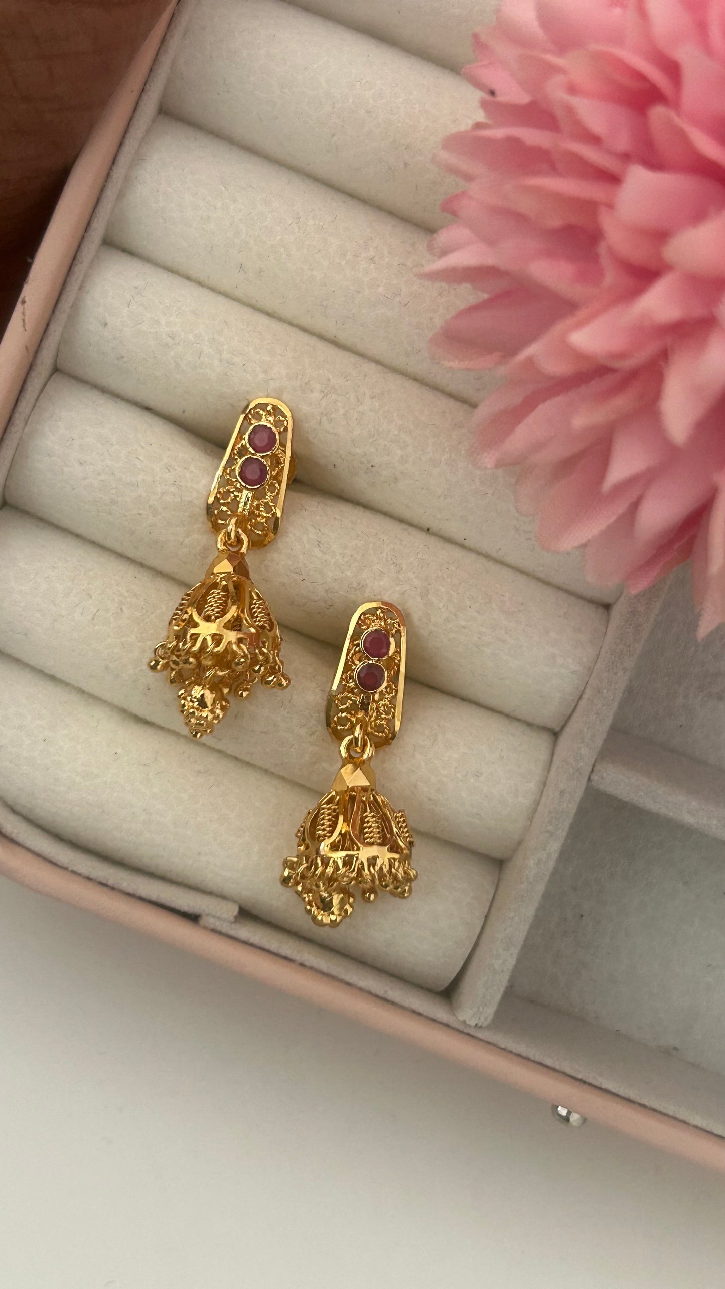 Screwback buttas with maroon stones