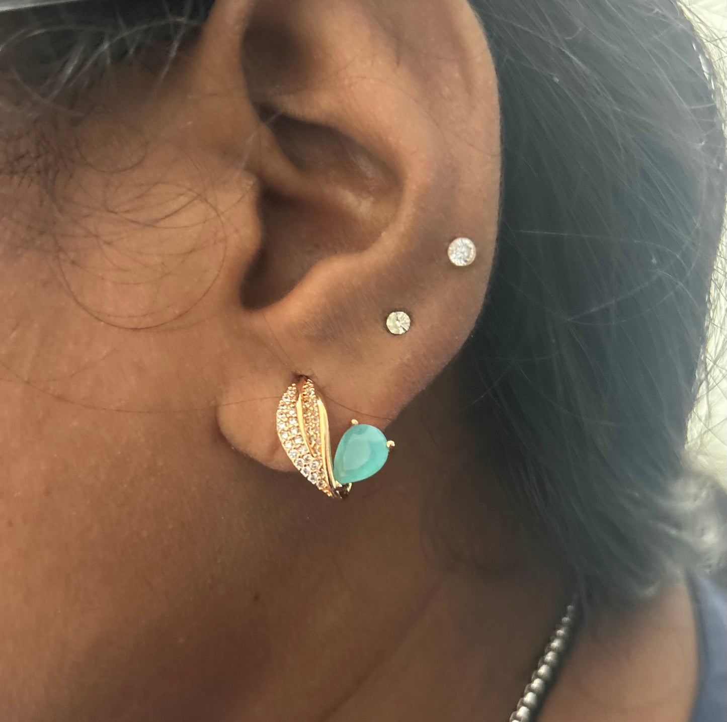 CZ seablue curved stud with leaf pattern