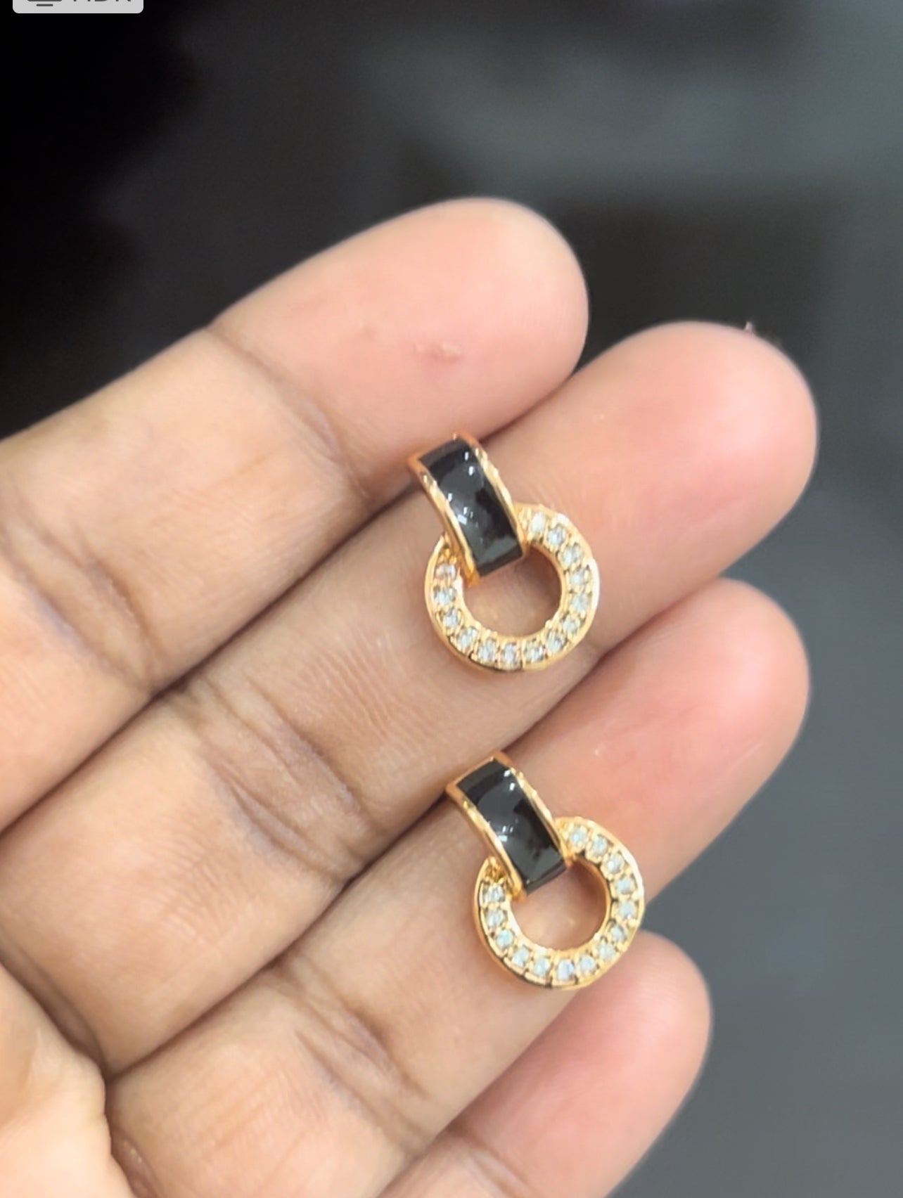 CZ black stone with round shape stud