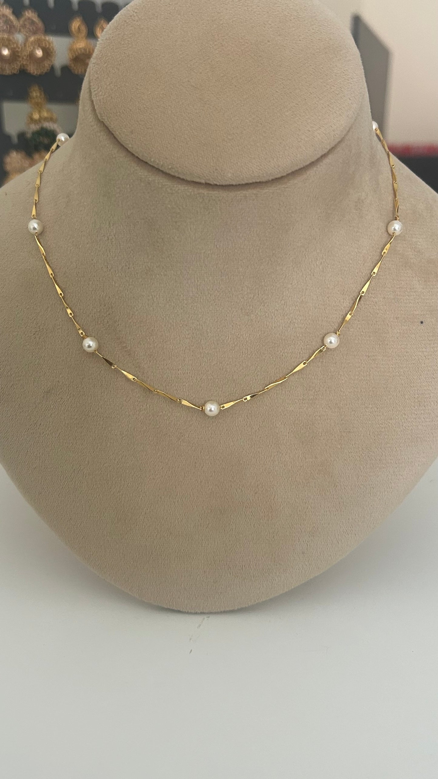 Chain with swaroski pearls in 16 inches