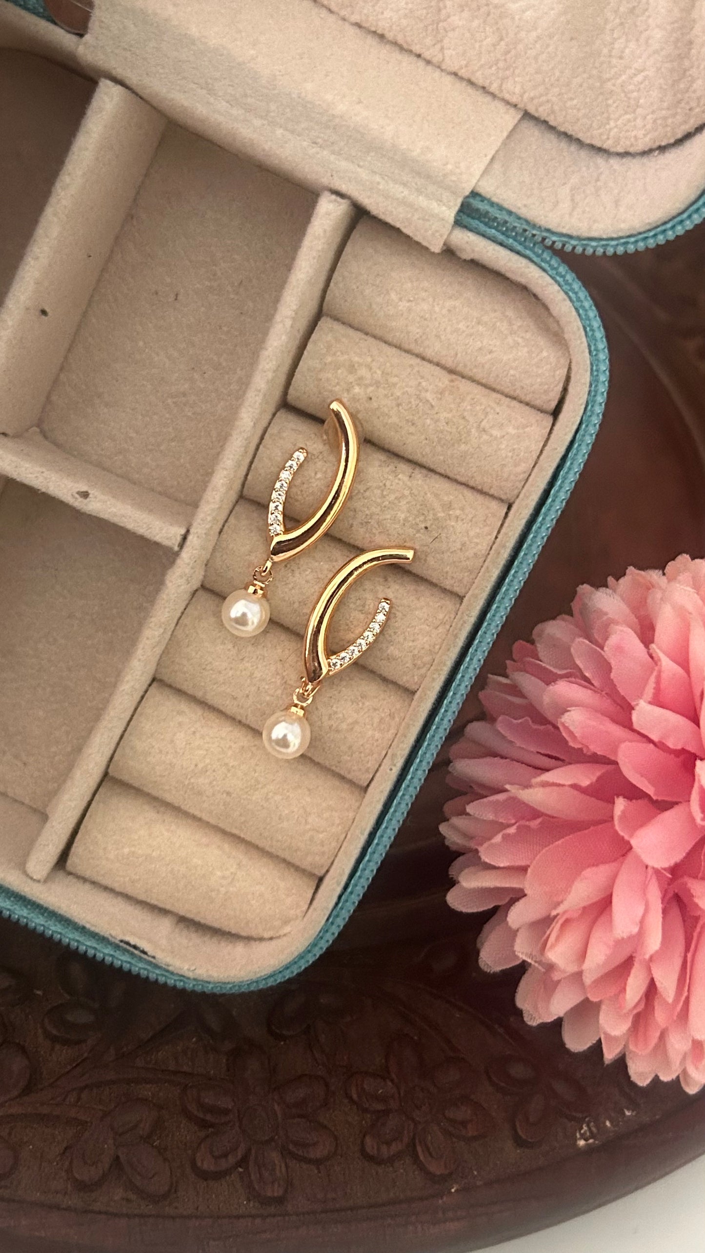 Cz stud with pearl hanging