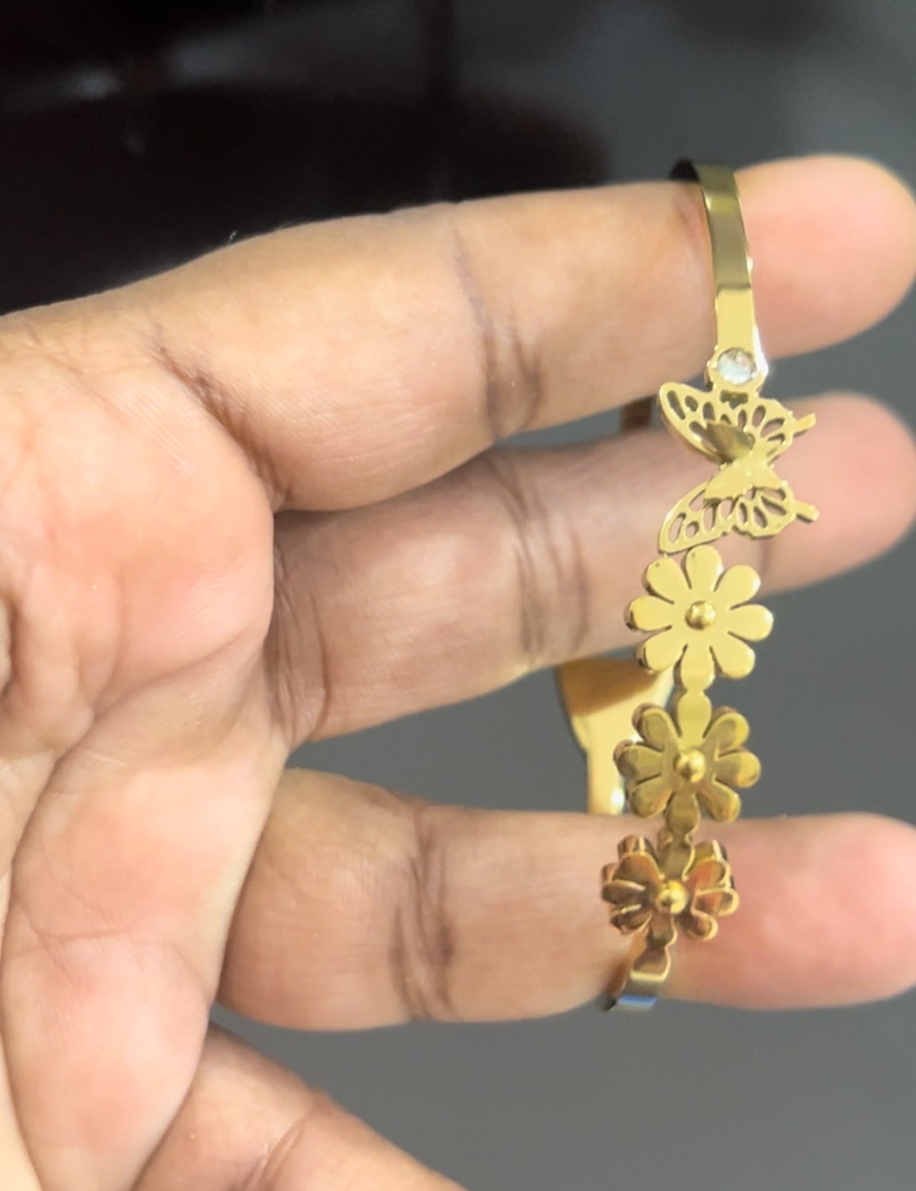 Openable kada with butterfly design