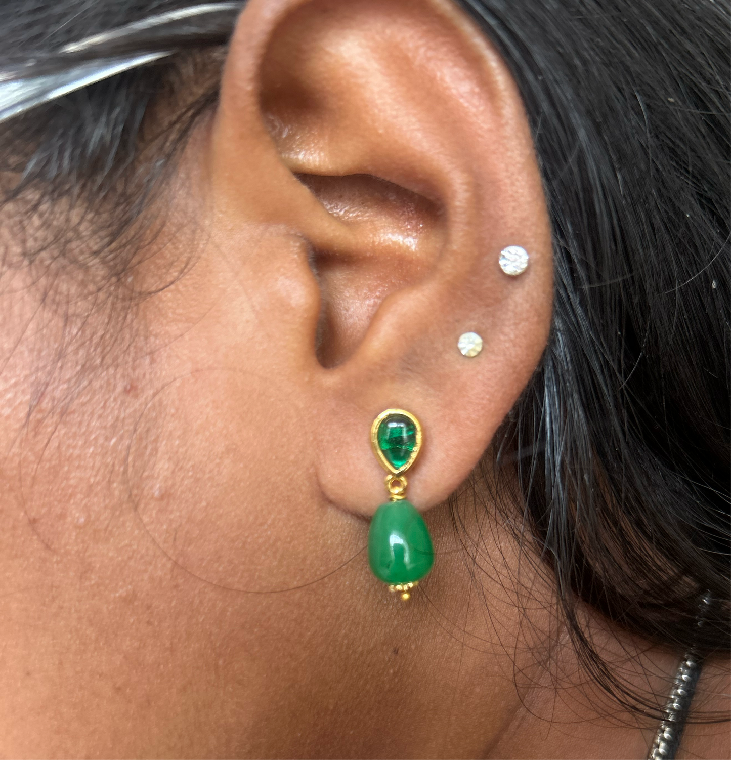 Green stone screwback with green pearls