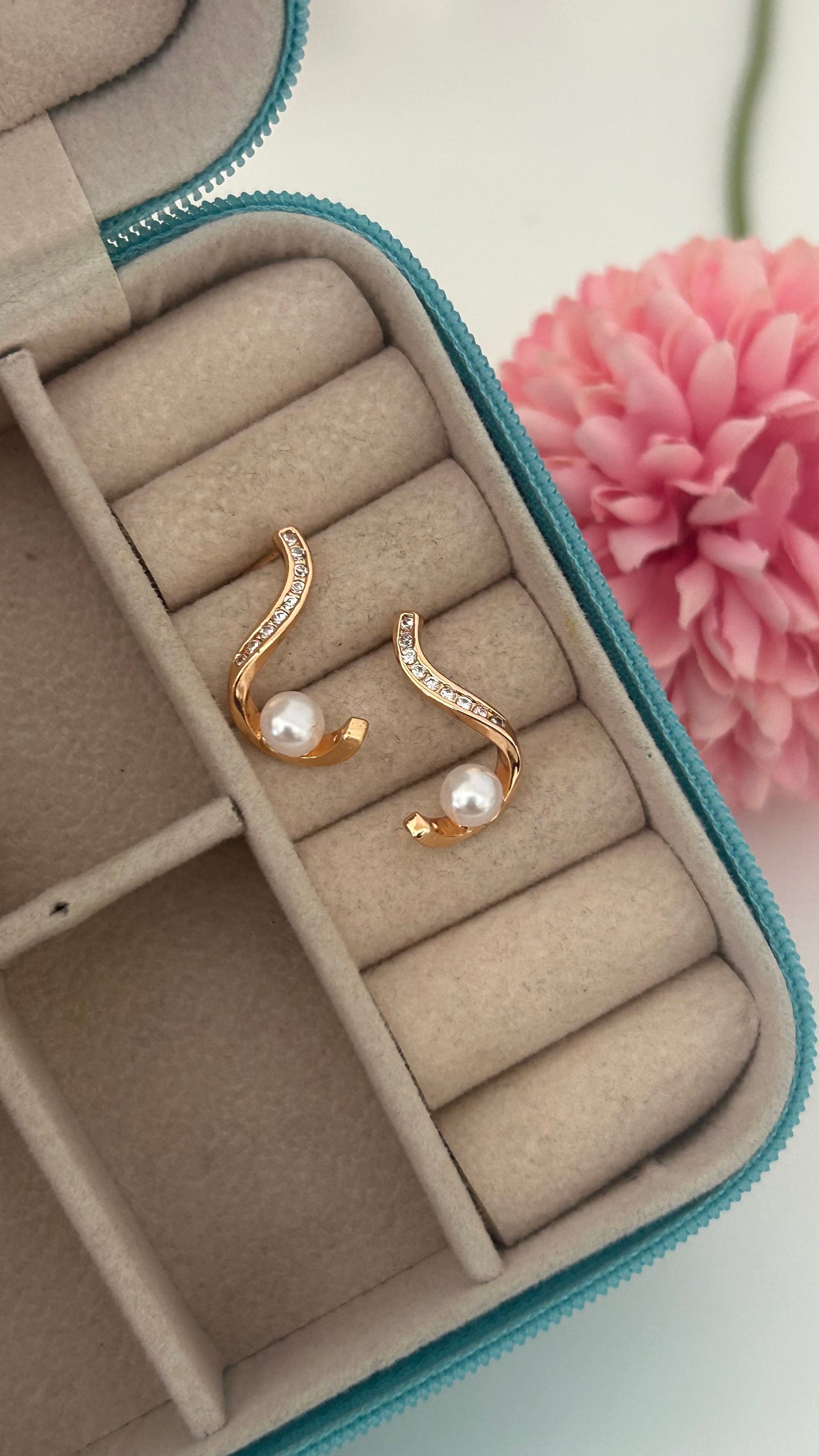 CZ curved stud with pearl