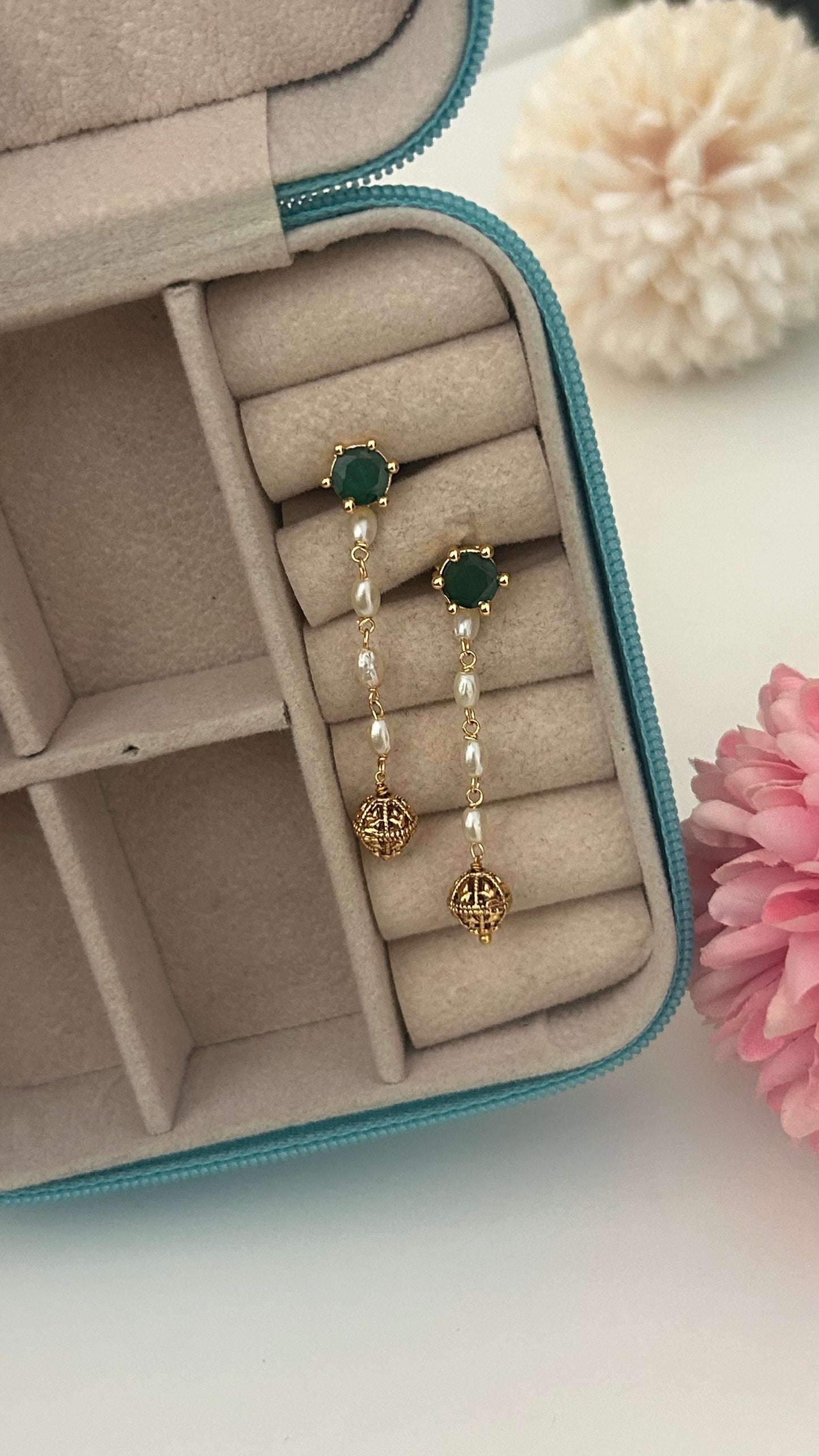 Green screwback stud with pearl string