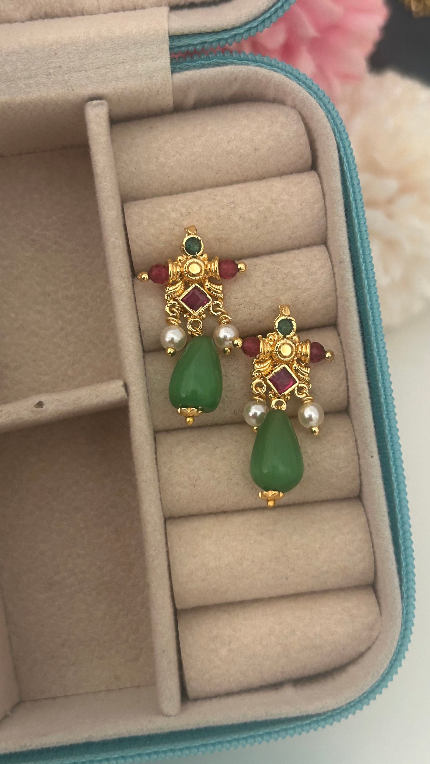 Screwback earrings with beads