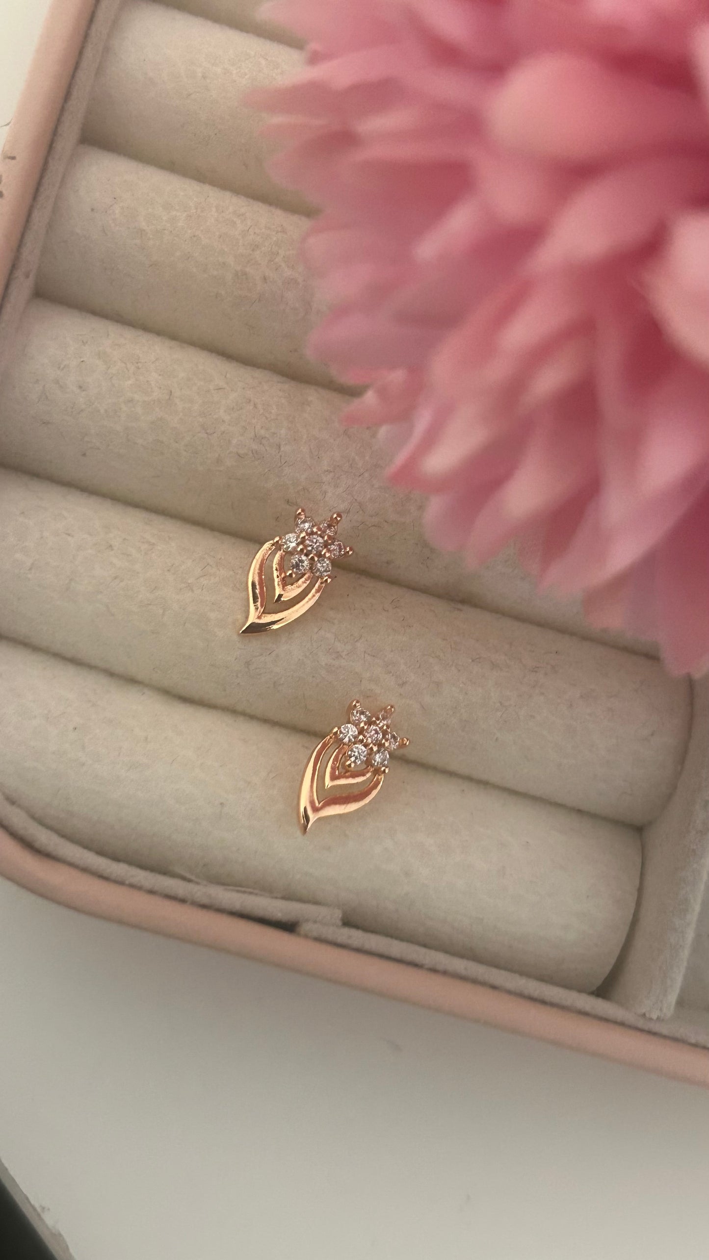 "Elegant Rose Gold Floral Diamond Earrings – Sparkling Leaf Design Jewelry for Women"
