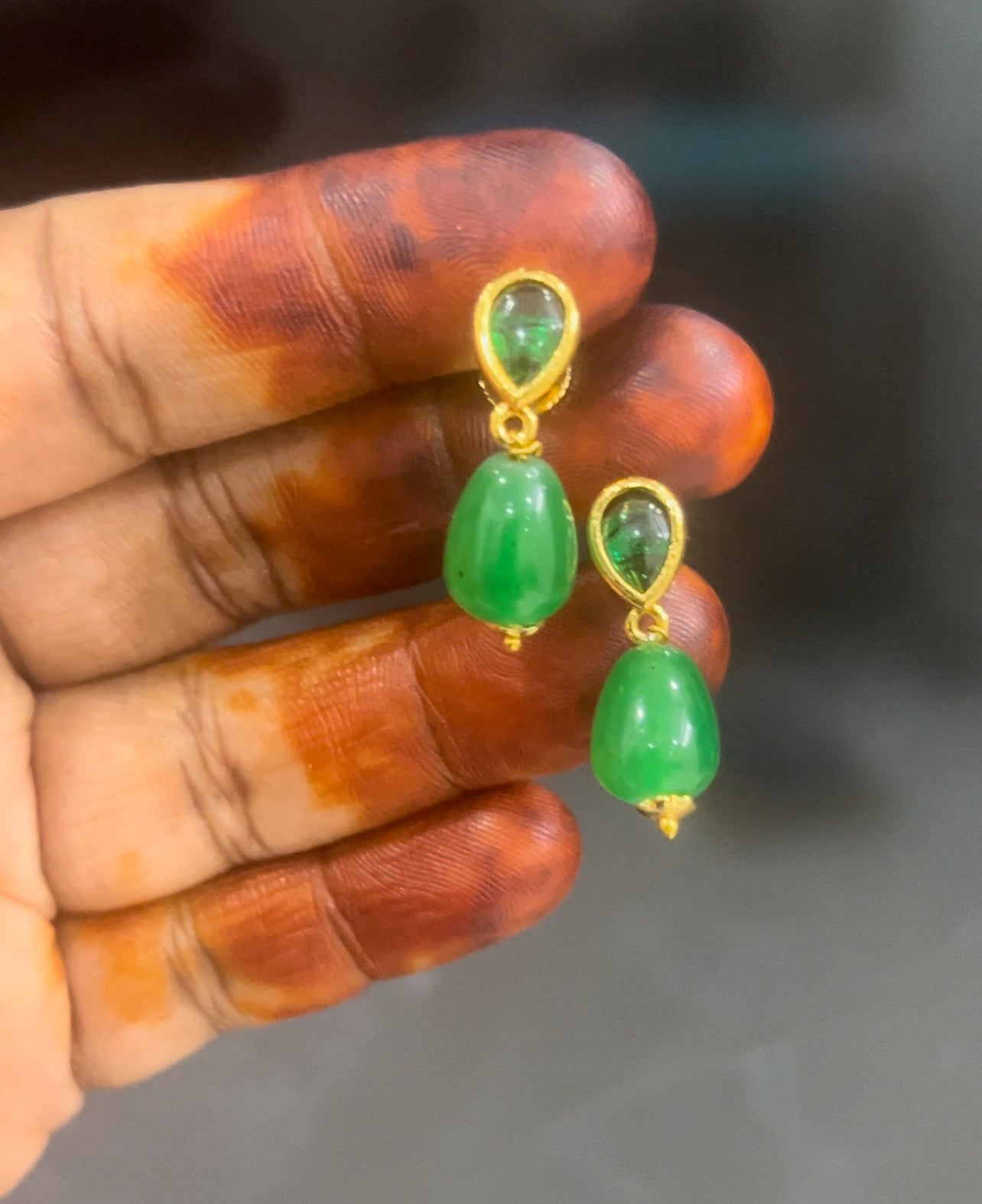 Green stone screwback with green pearls