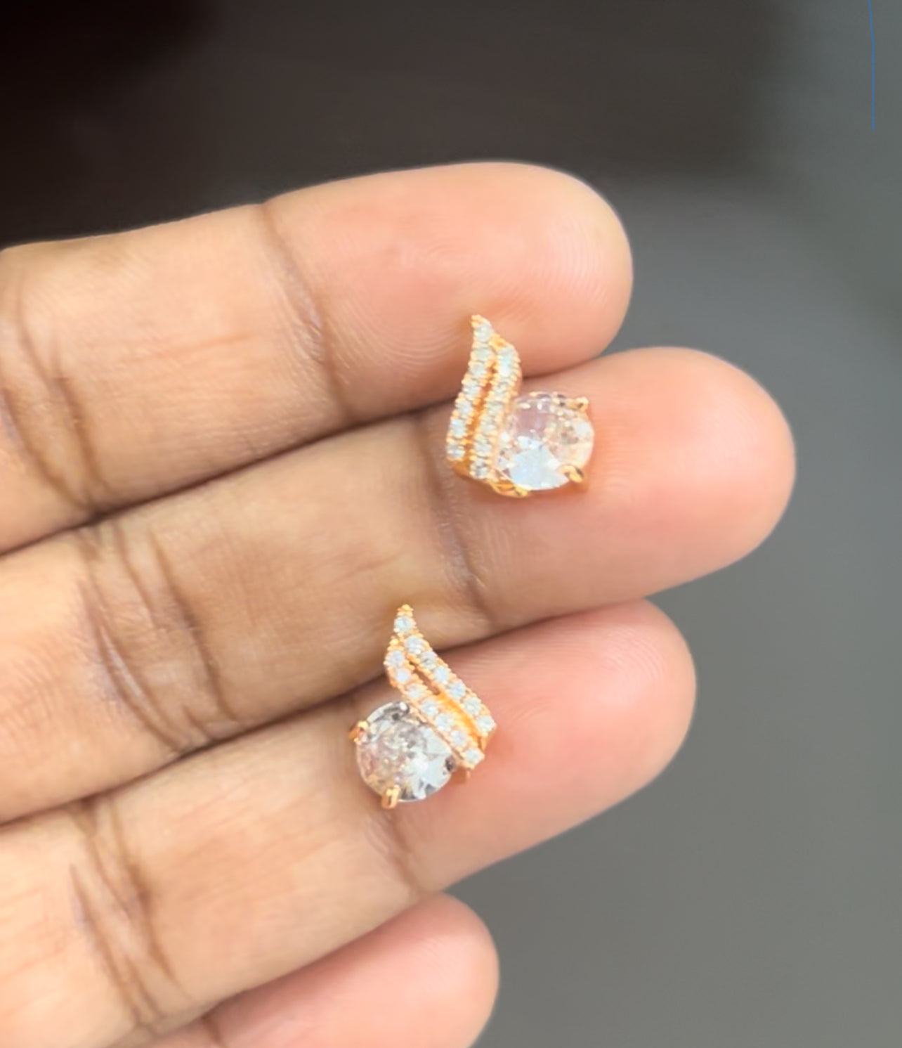 CZ curved shape stud with white stone