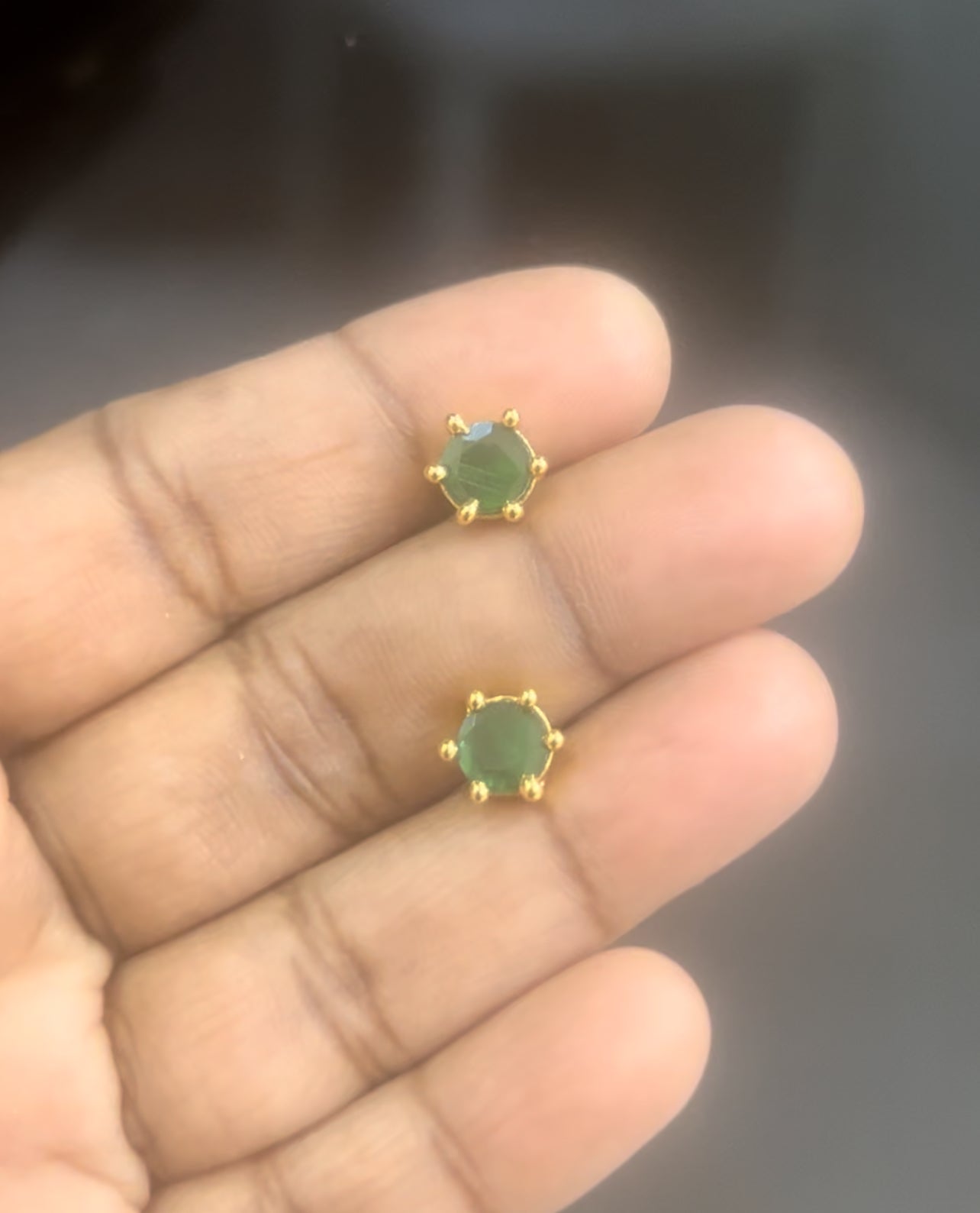 CZ Round shape small classic stud-Green in Screwtype