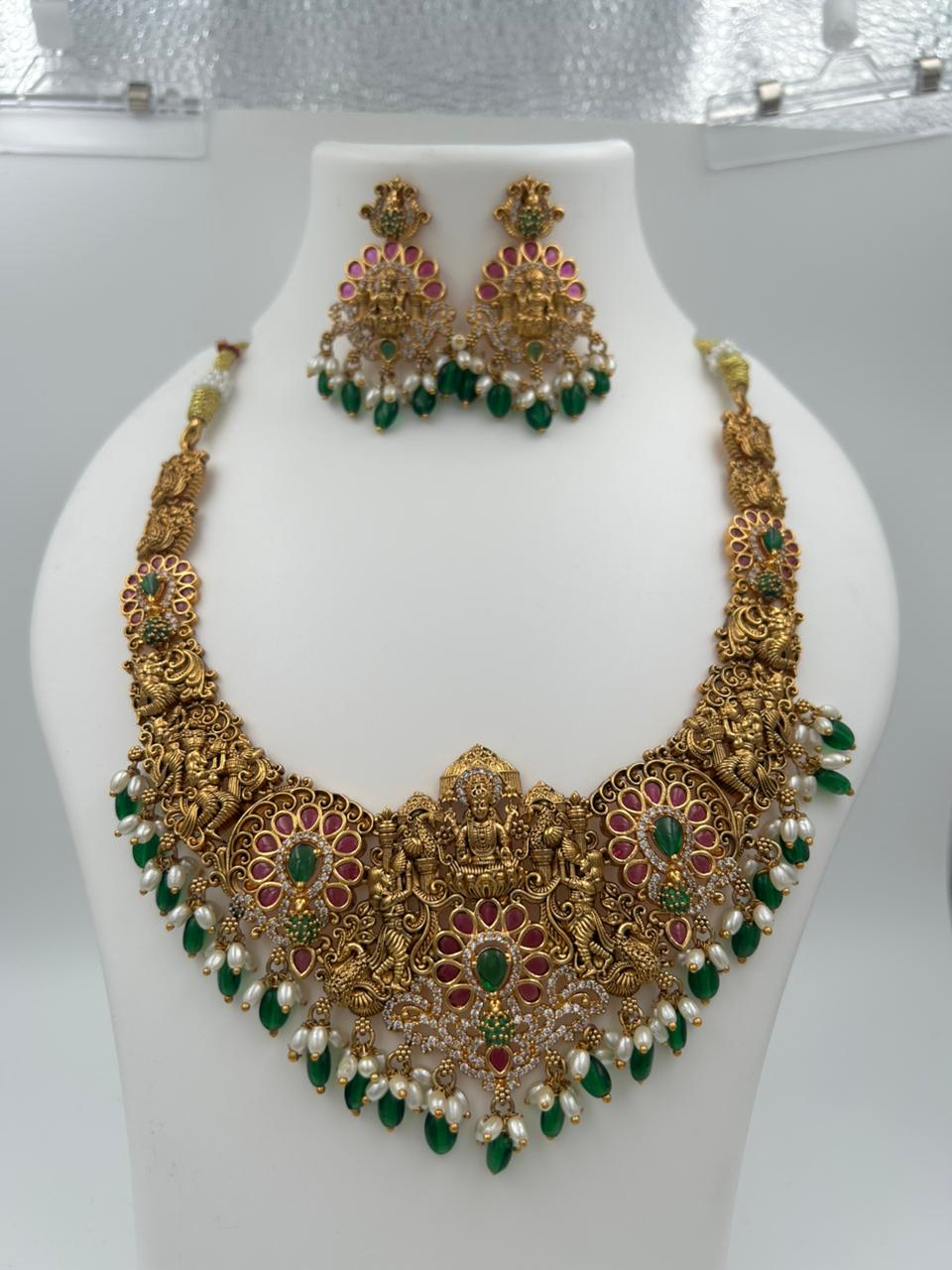 TRADITIONAL NECKSET