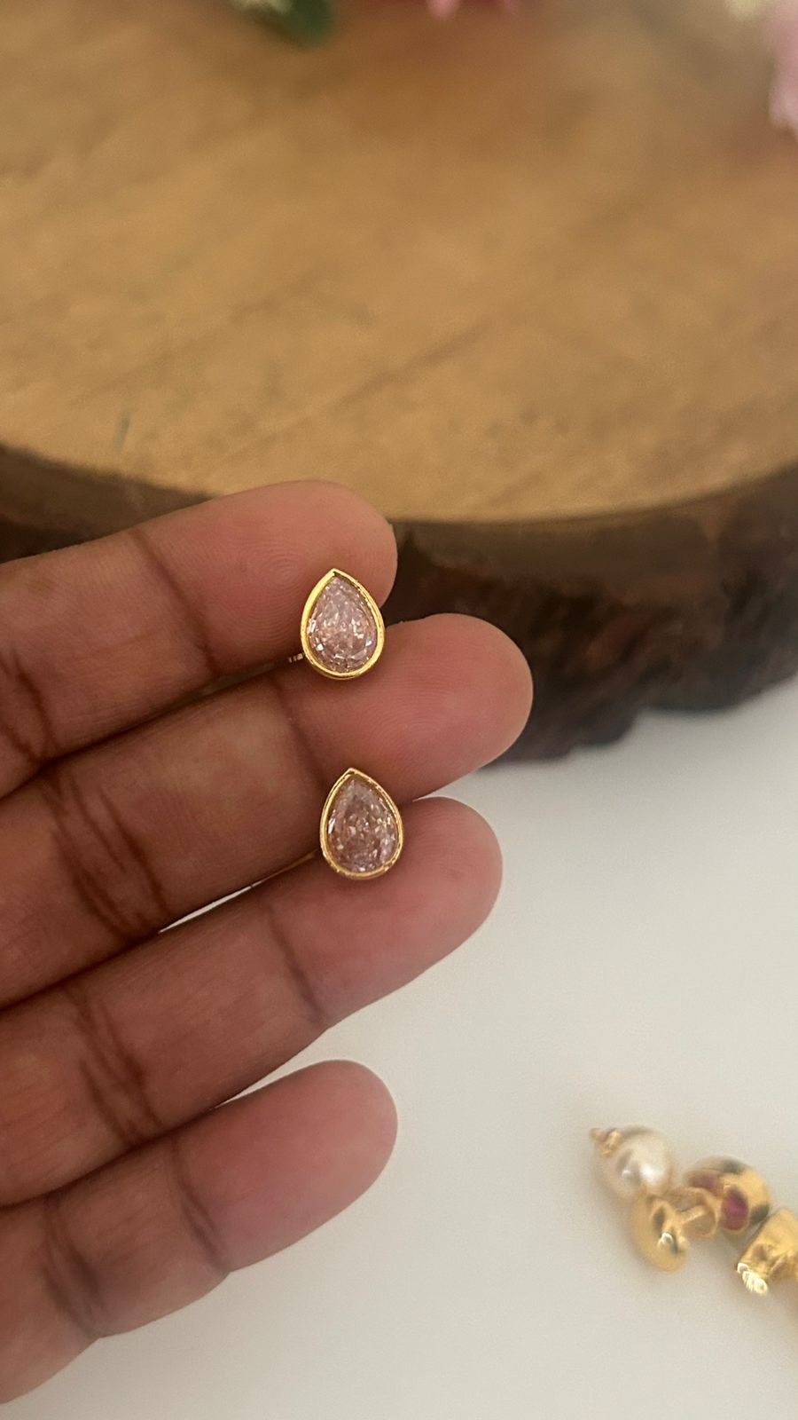 panchaloham oval shape stud in colours with polish